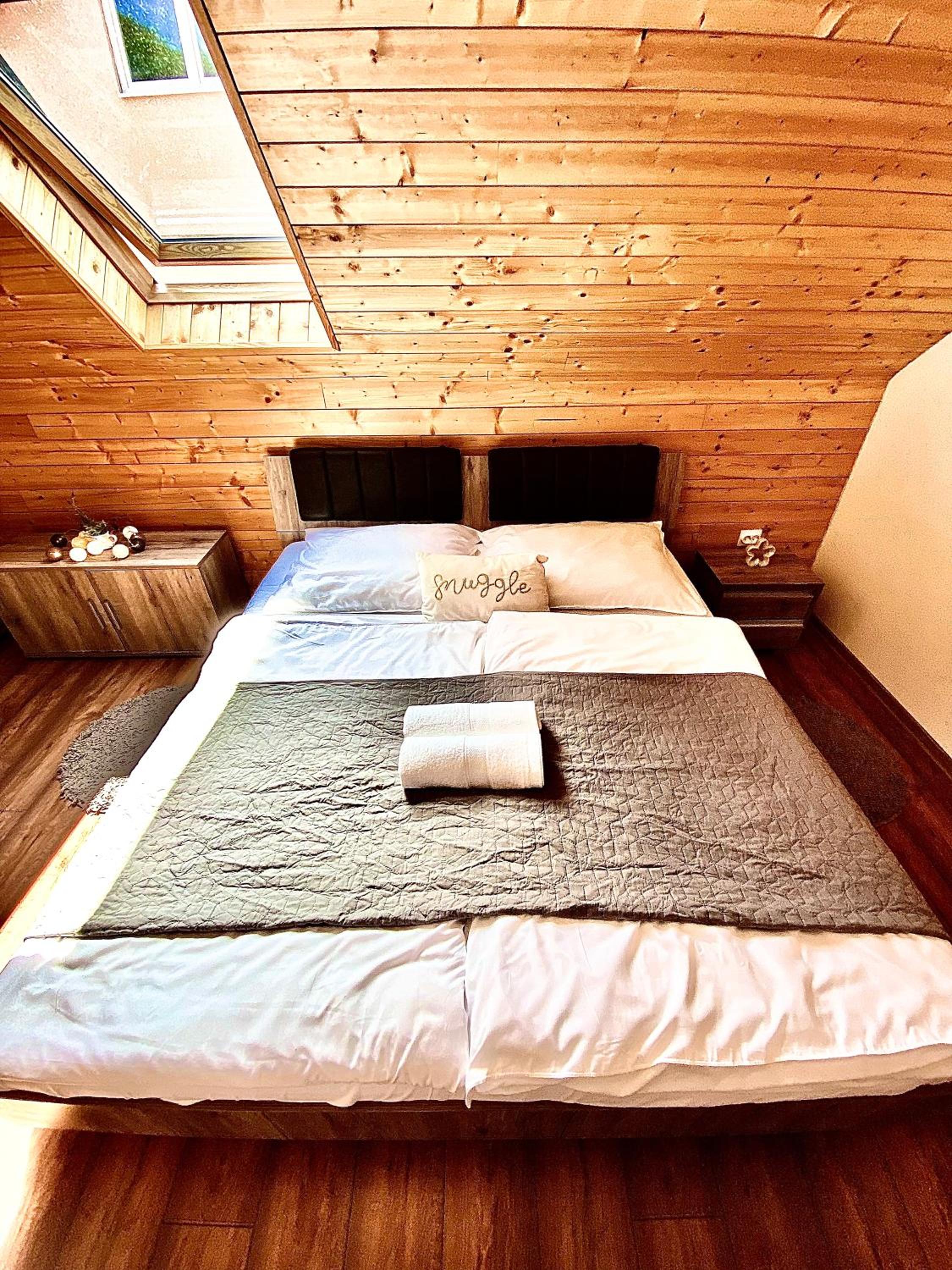 Standard Queen Room - Photo 7
