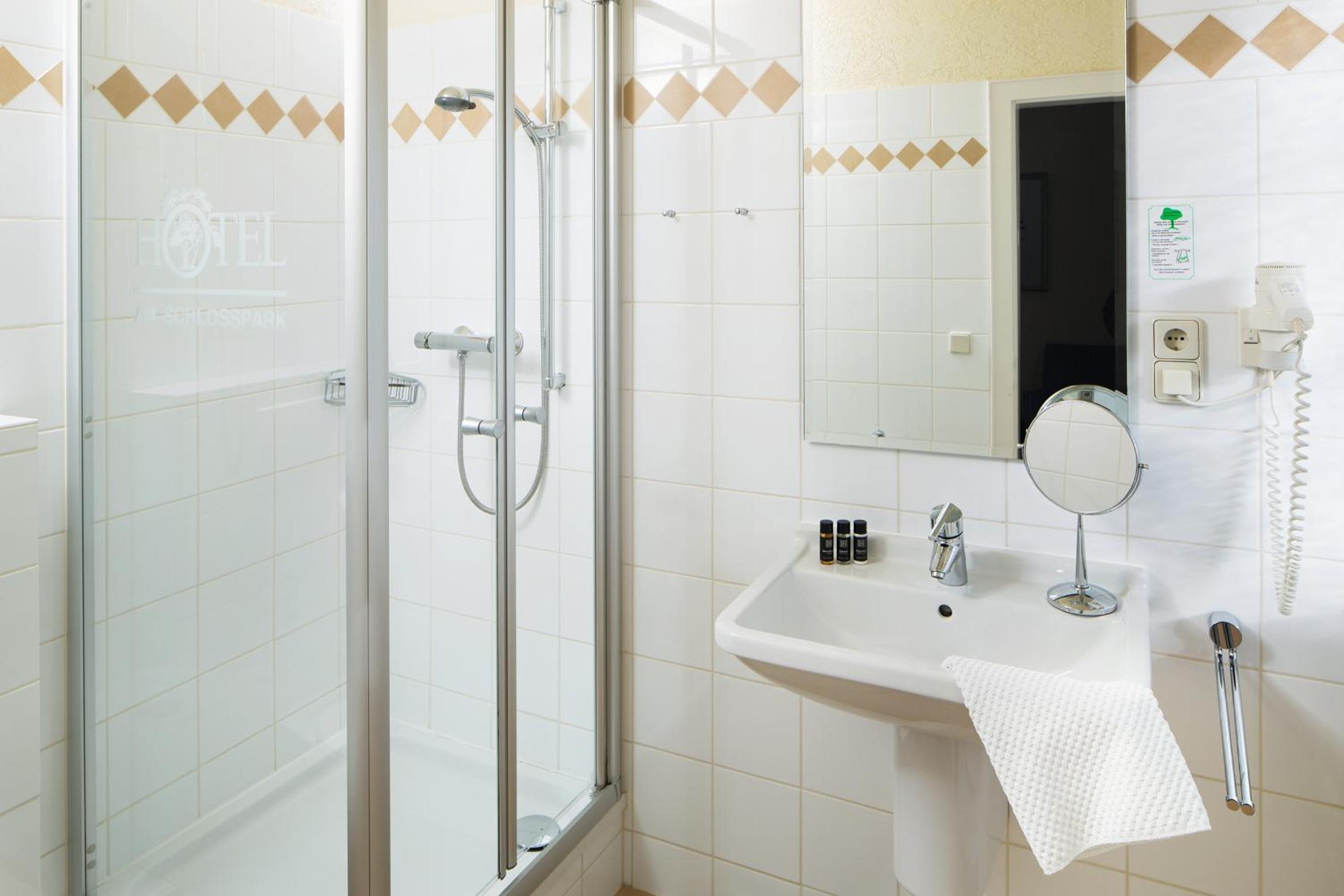 Standard Double Room - Photo 12