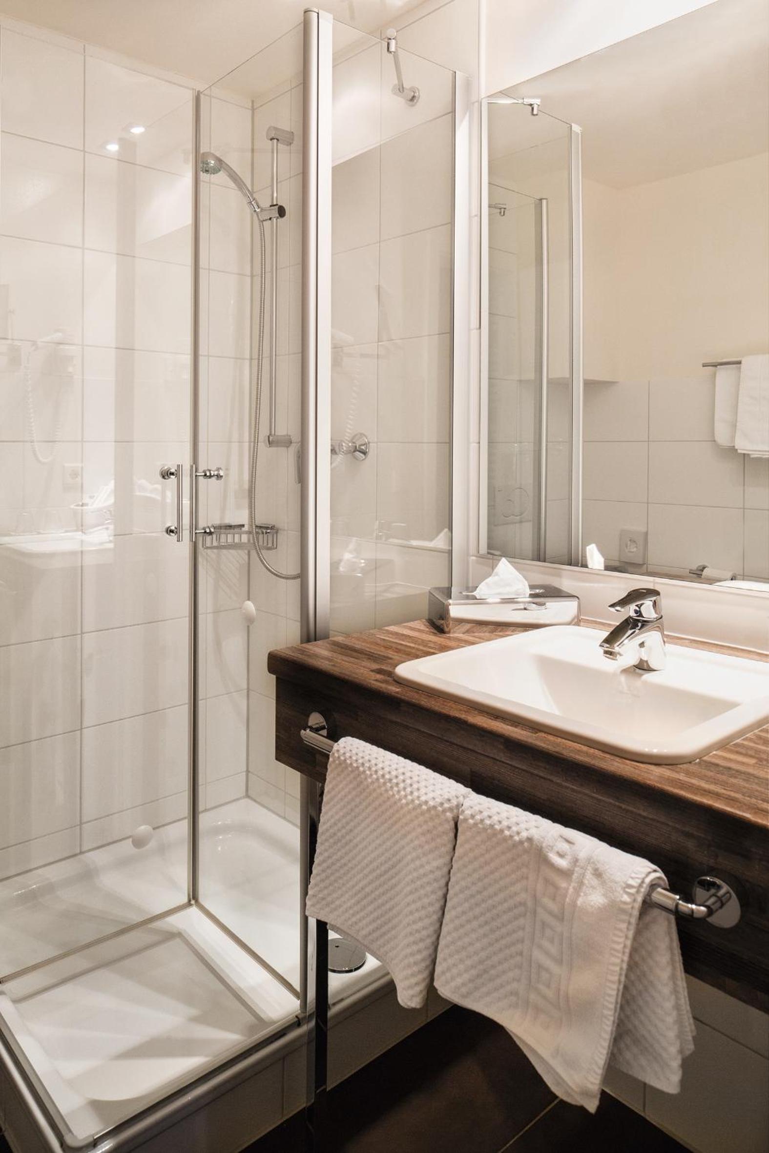 Standard Double Room - Photo 13