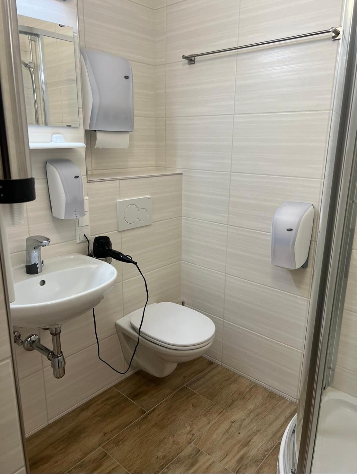 Double Room with Private Bathroom - Photo 2