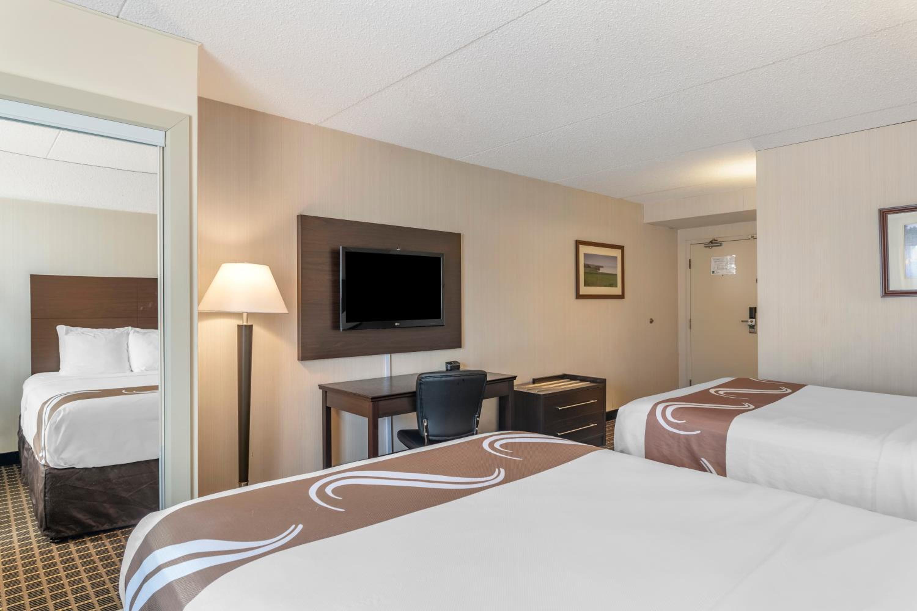 Queen Room with Two Queen Beds - Non-Smoking - Photo 2