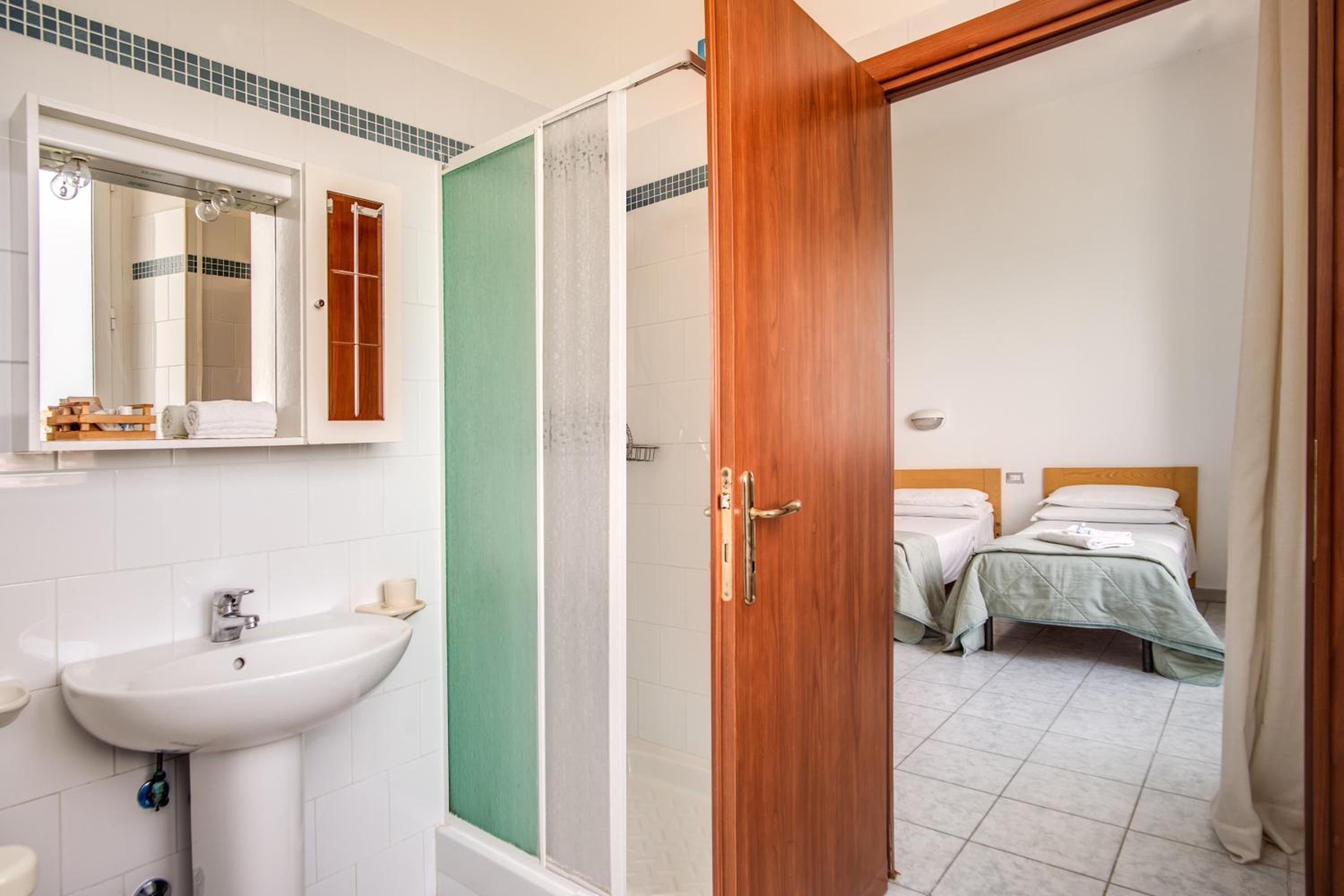 Standard Double or Twin Room - Photo 6
