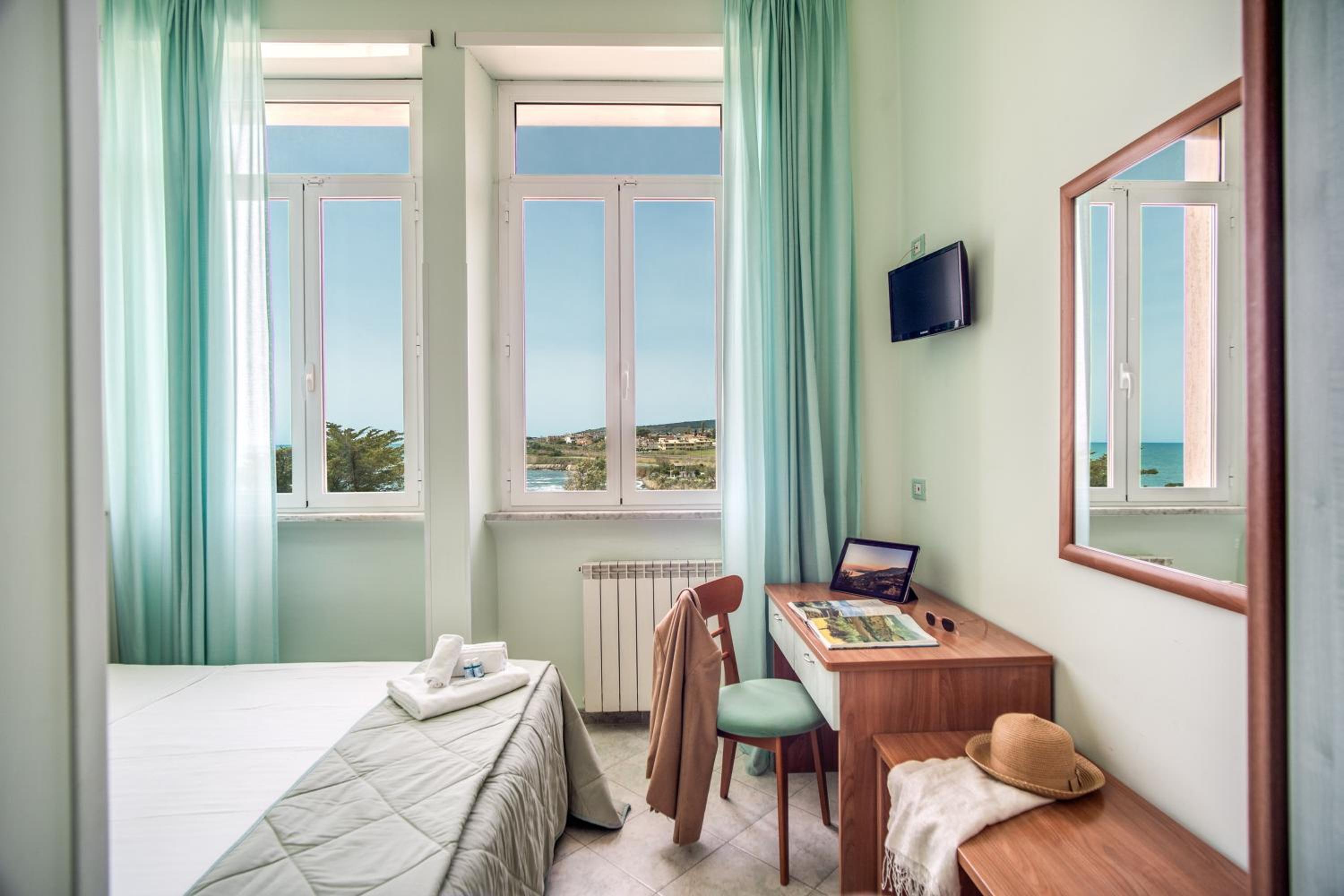 Standard Double or Twin Room - Photo 4