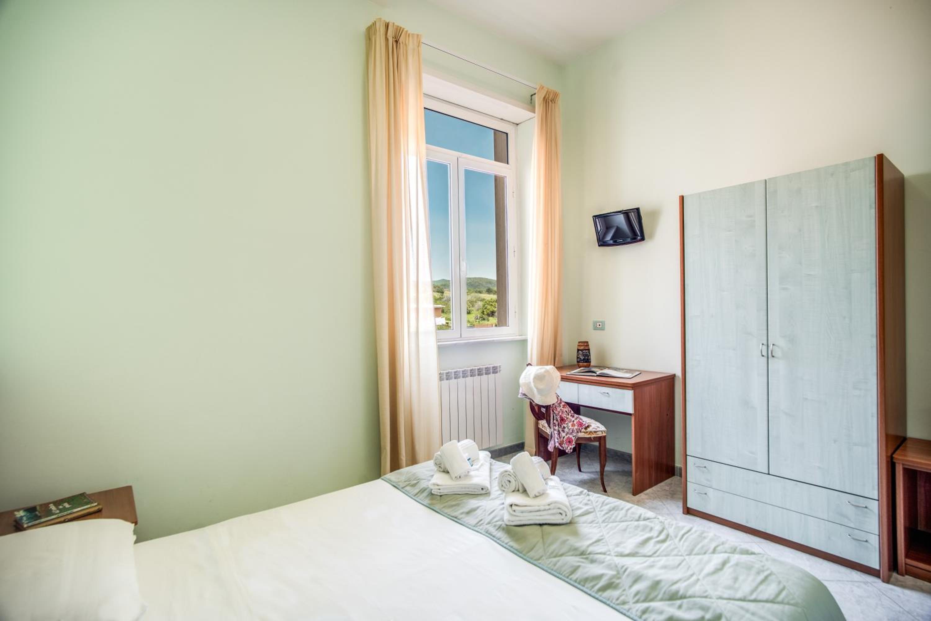 Standard Double or Twin Room - Photo 3