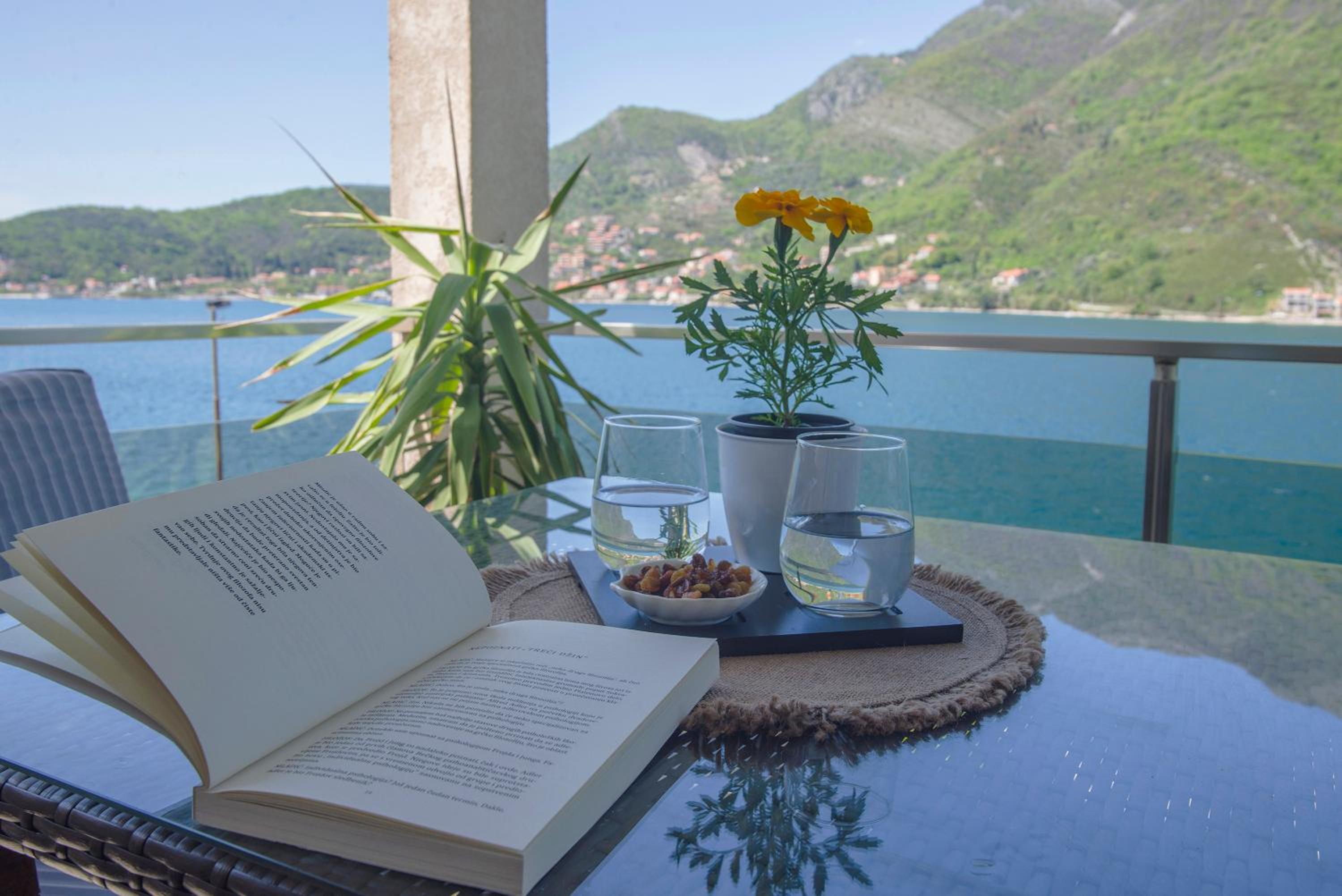 One-Bedroom Apartment with Balcony and Sea View photo 1