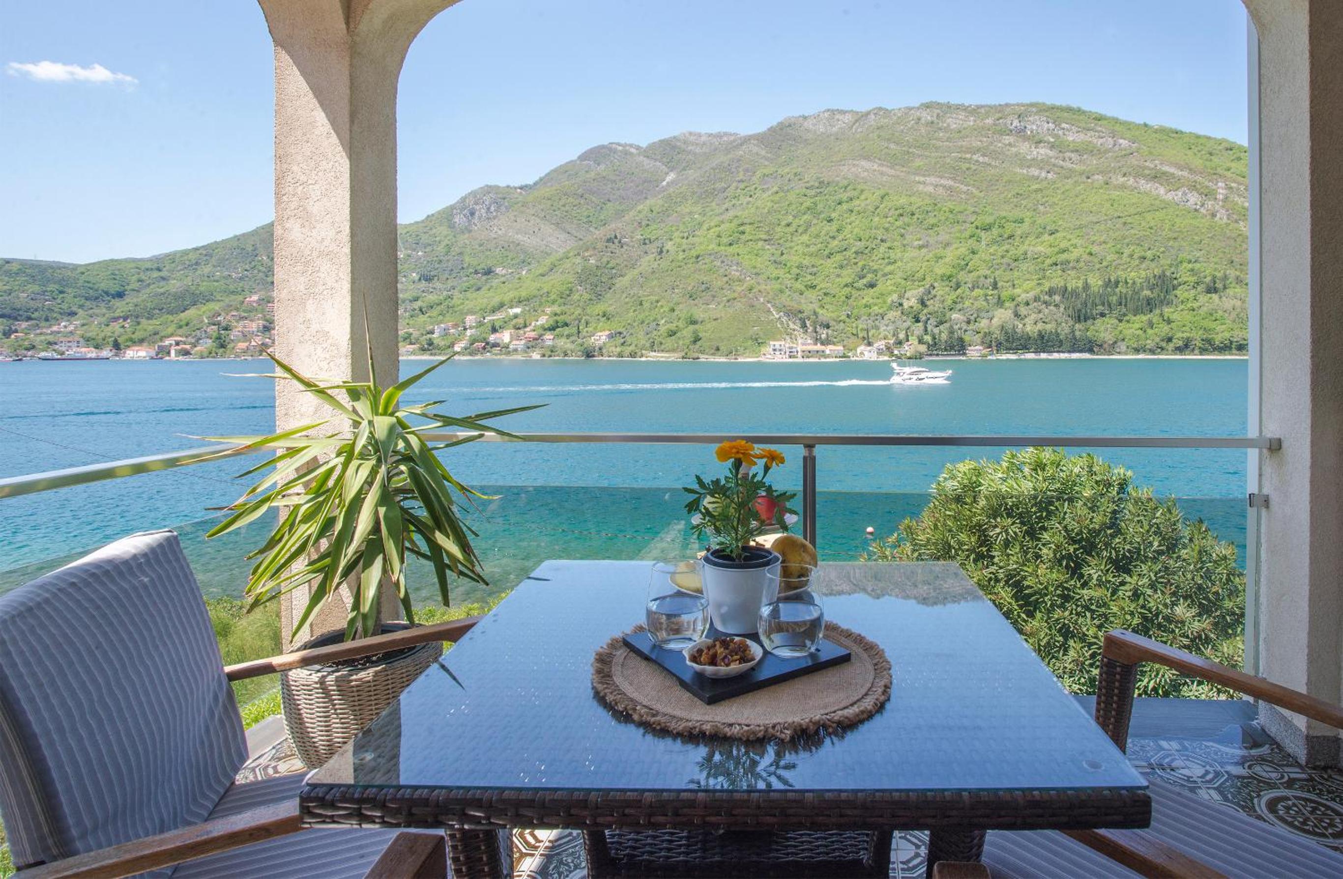 One-Bedroom Apartment with Balcony and Sea View photo 3