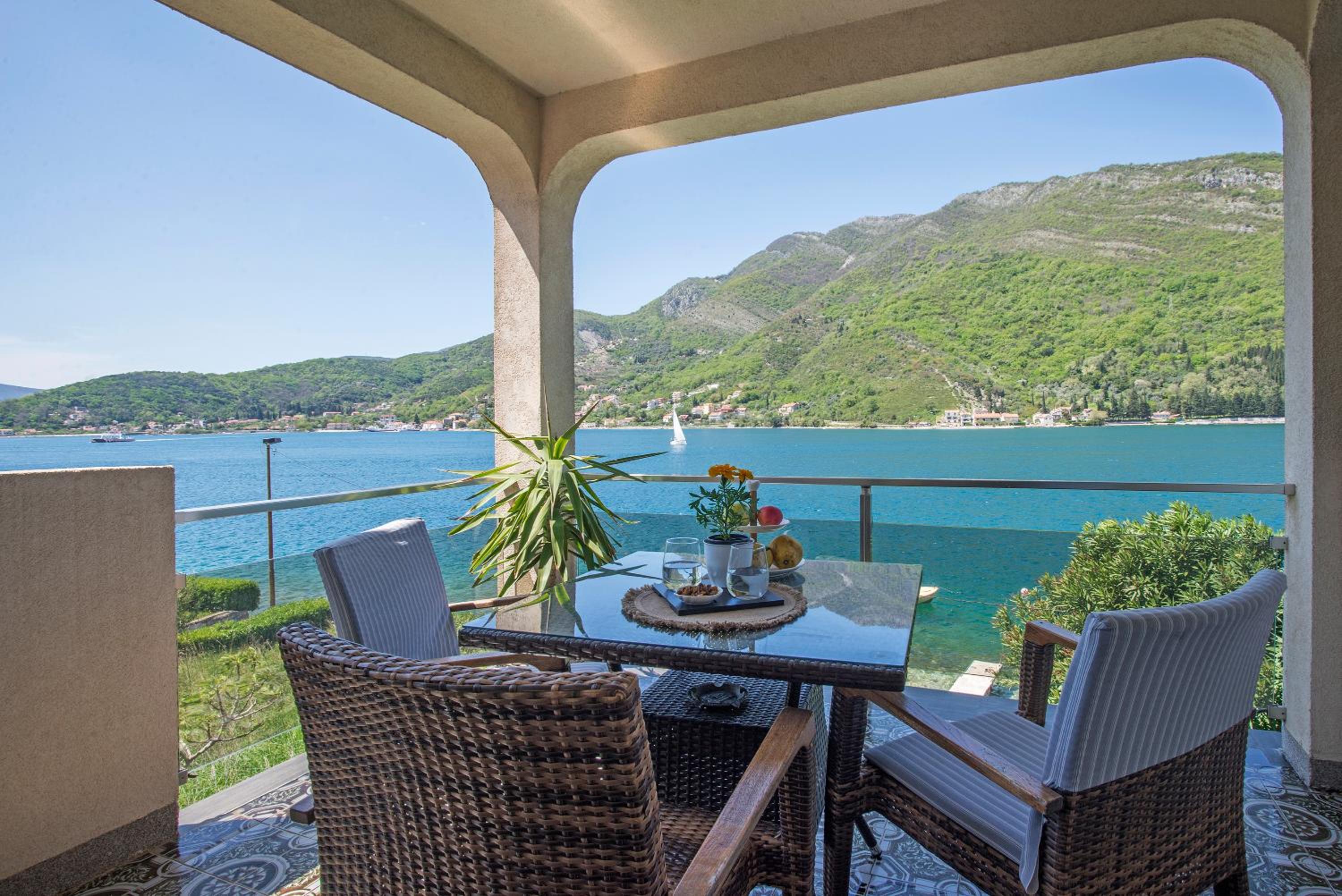 One-Bedroom Apartment with Balcony and Sea View photo 2