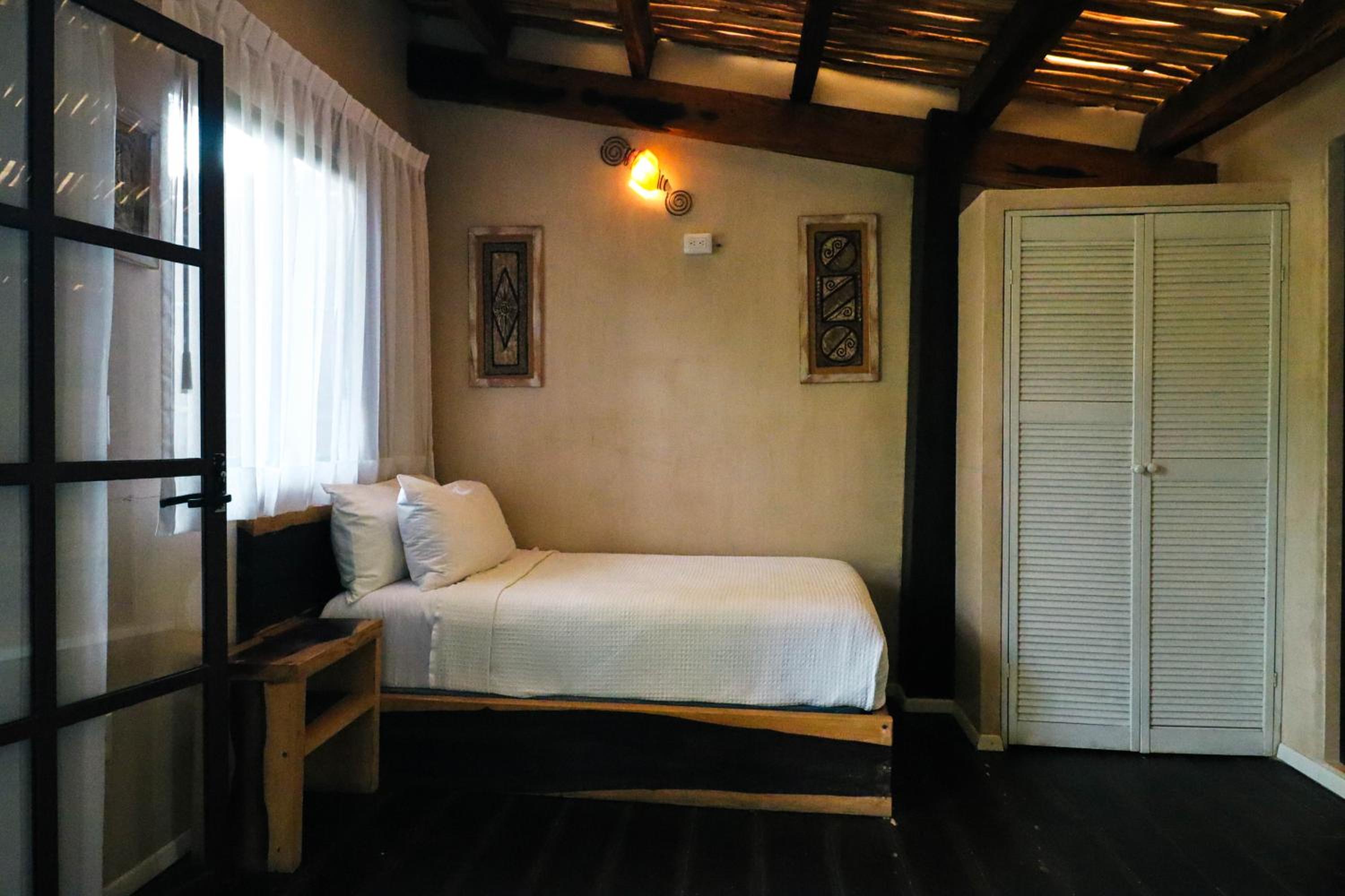 Suite with Pool View - Photo 8