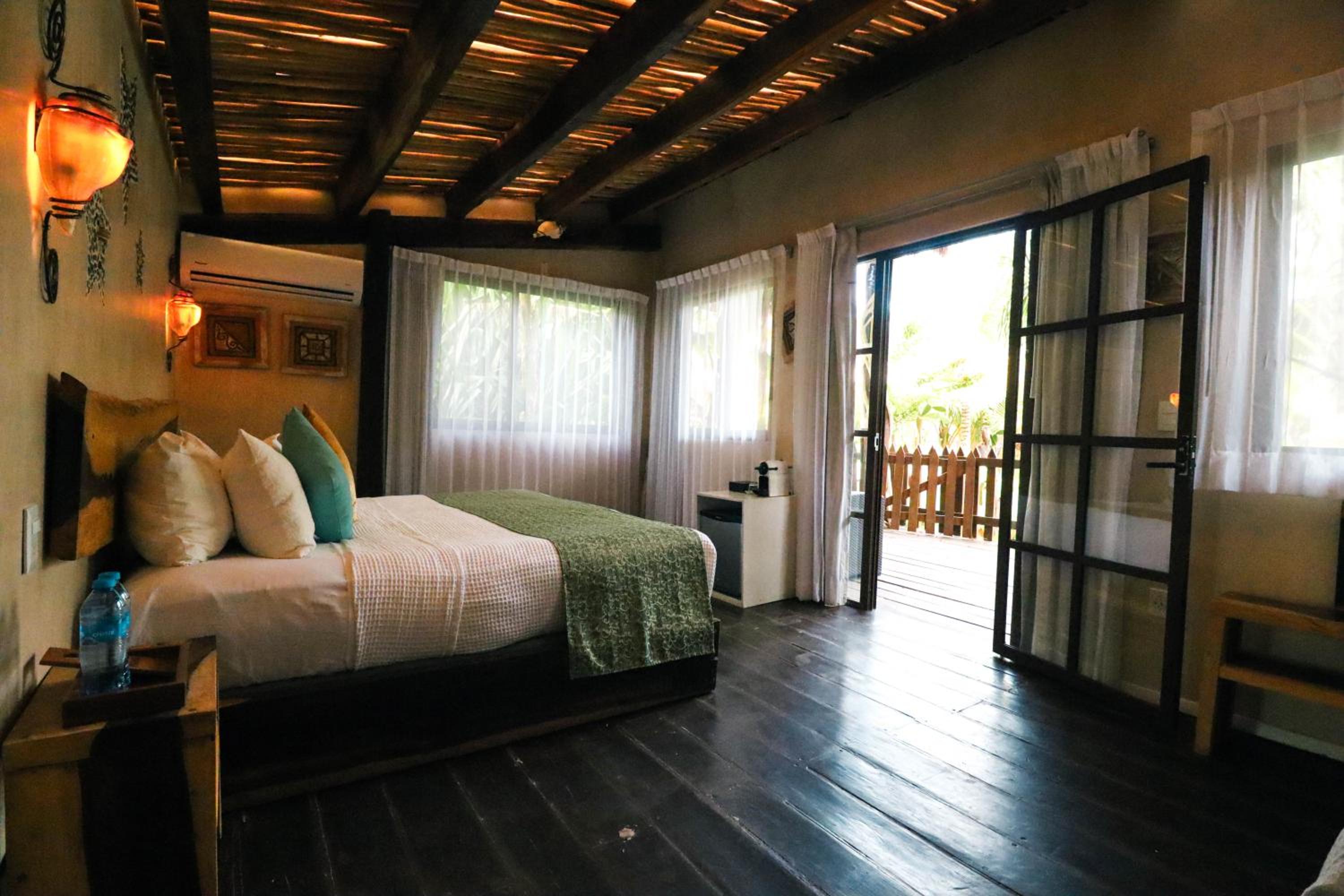 Suite with Pool View - Photo 1