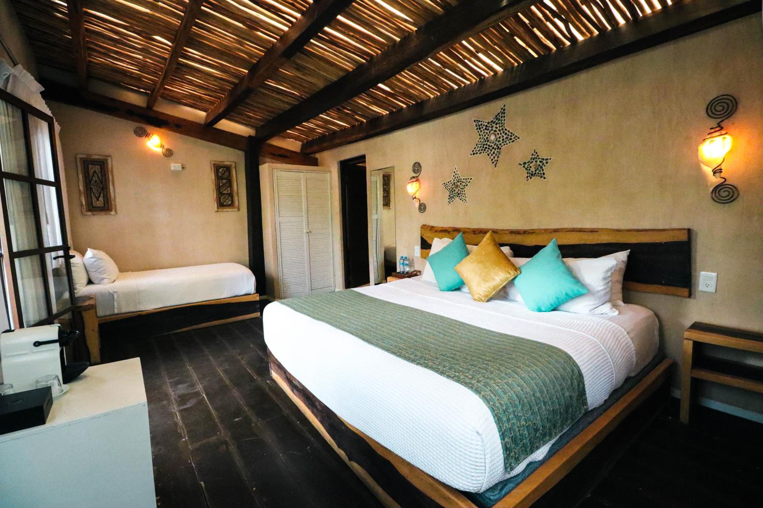 Suite with Pool View - Photo 10