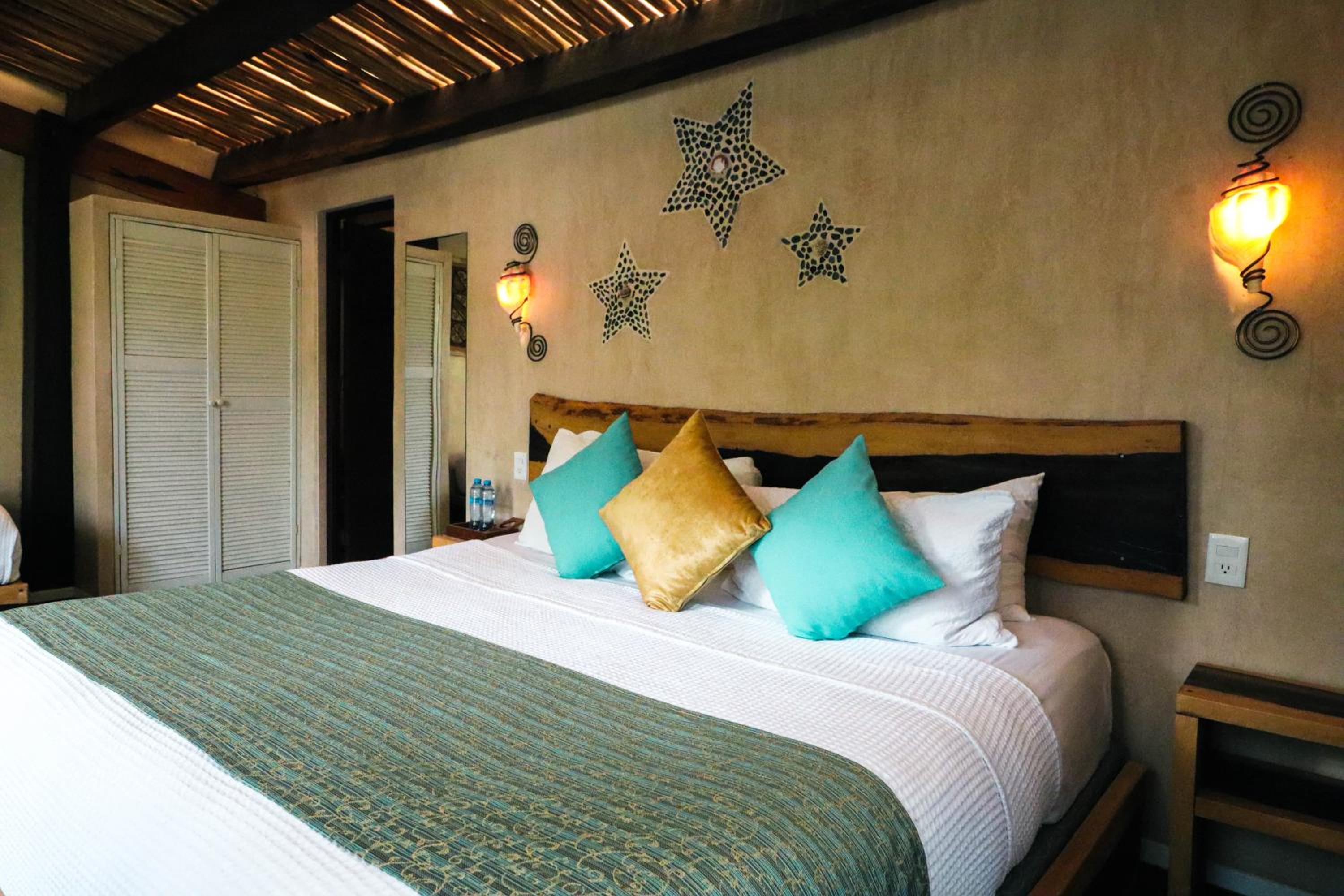 Suite with Pool View - Photo 4