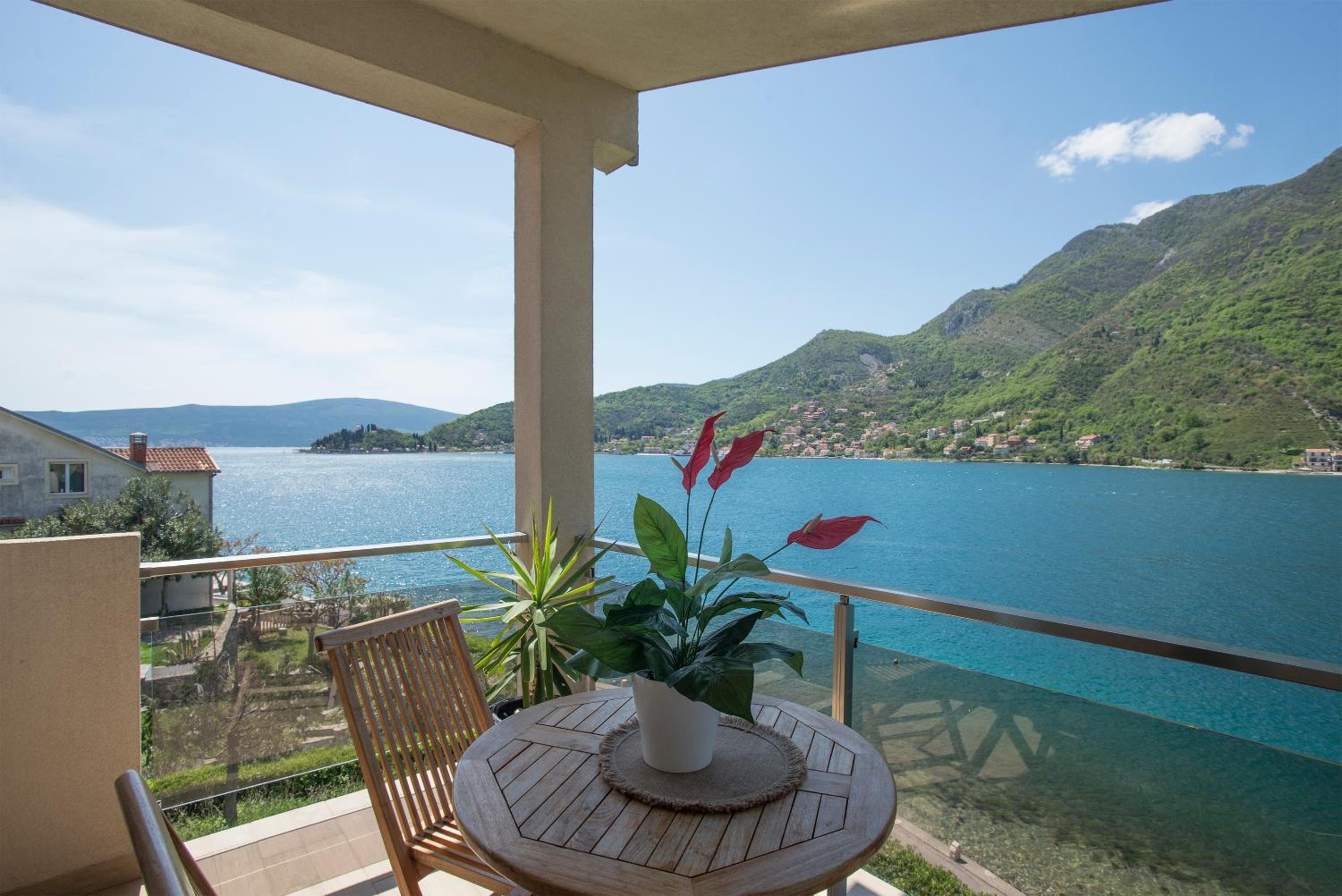 Comfort One-Bedroom Apartment with Balcony and Sea View photo 2