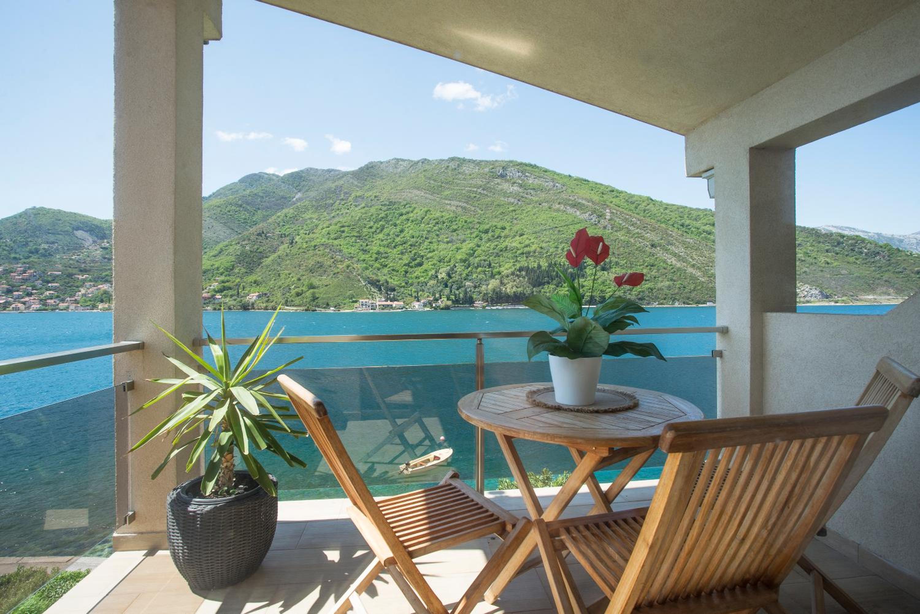 Comfort One-Bedroom Apartment with Balcony and Sea View photo 1