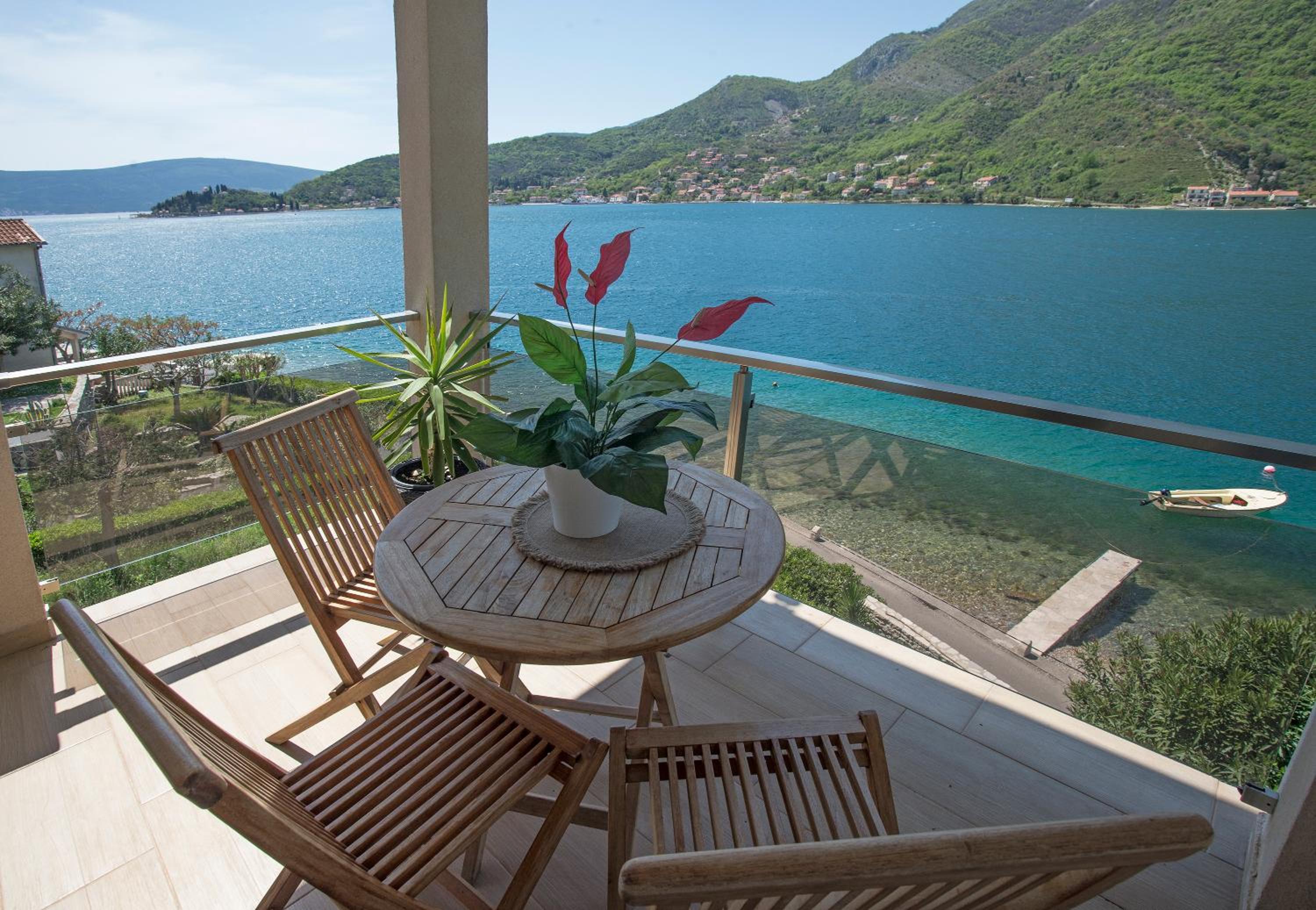 Comfort One-Bedroom Apartment with Balcony and Sea View photo 3