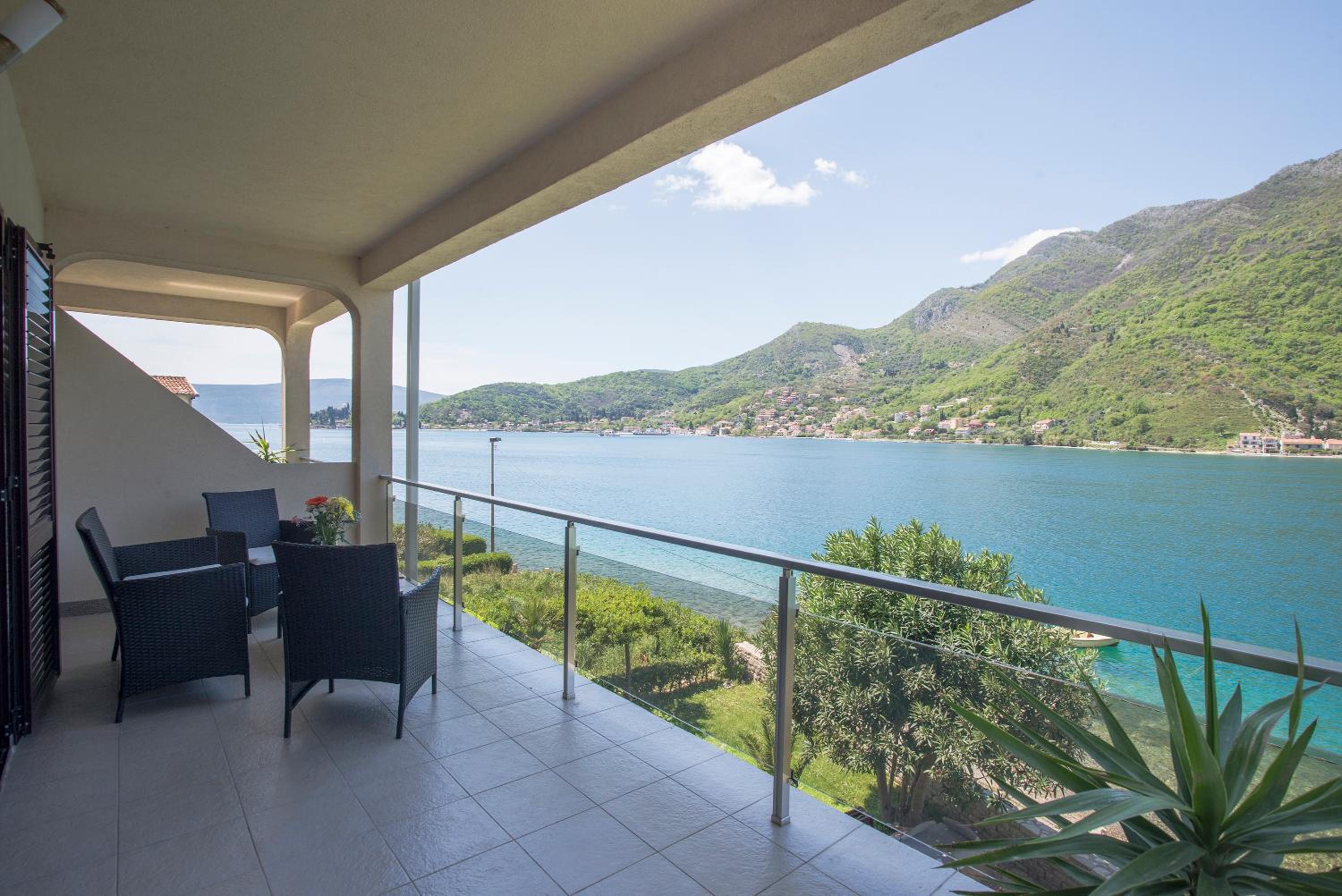 One-Bedroom Apartment with Balcony and Sea View (4 Adults)  photo 3