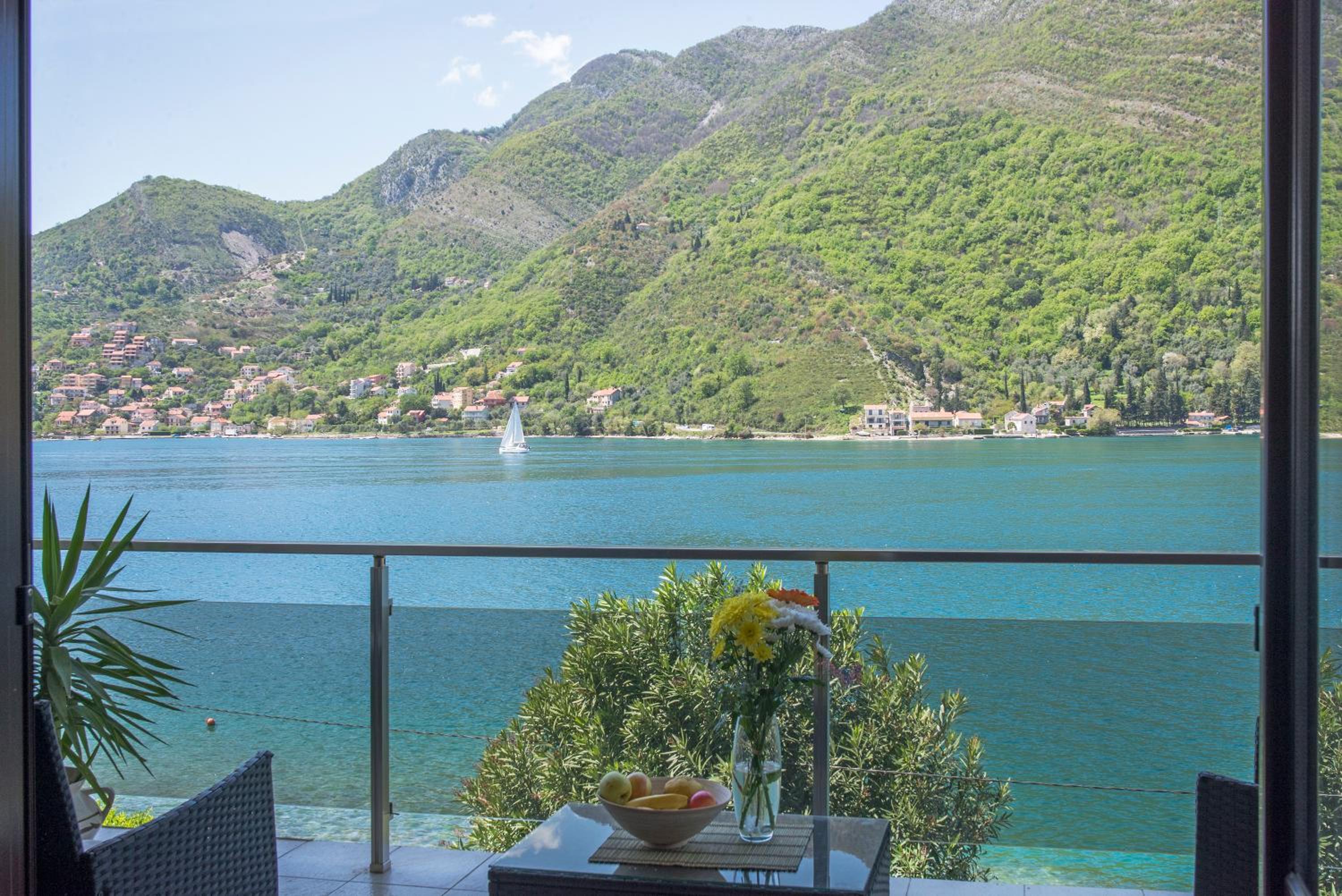 One-Bedroom Apartment with Balcony and Sea View (4 Adults)  photo 2