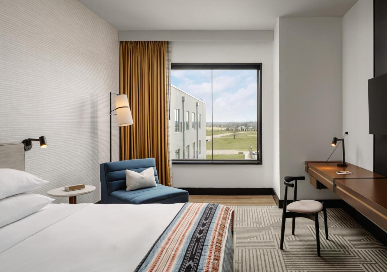 1 King Bed, Mobility Accessible Room, Bathtub w/ Grab Bars, Non-Smoking - Photo 1
