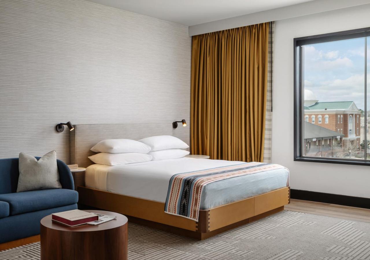 1 King Bed, Deluxe Mobility Accessible Room, Bathtub w/ Grab Bars, Non-Smoking - Photo 1