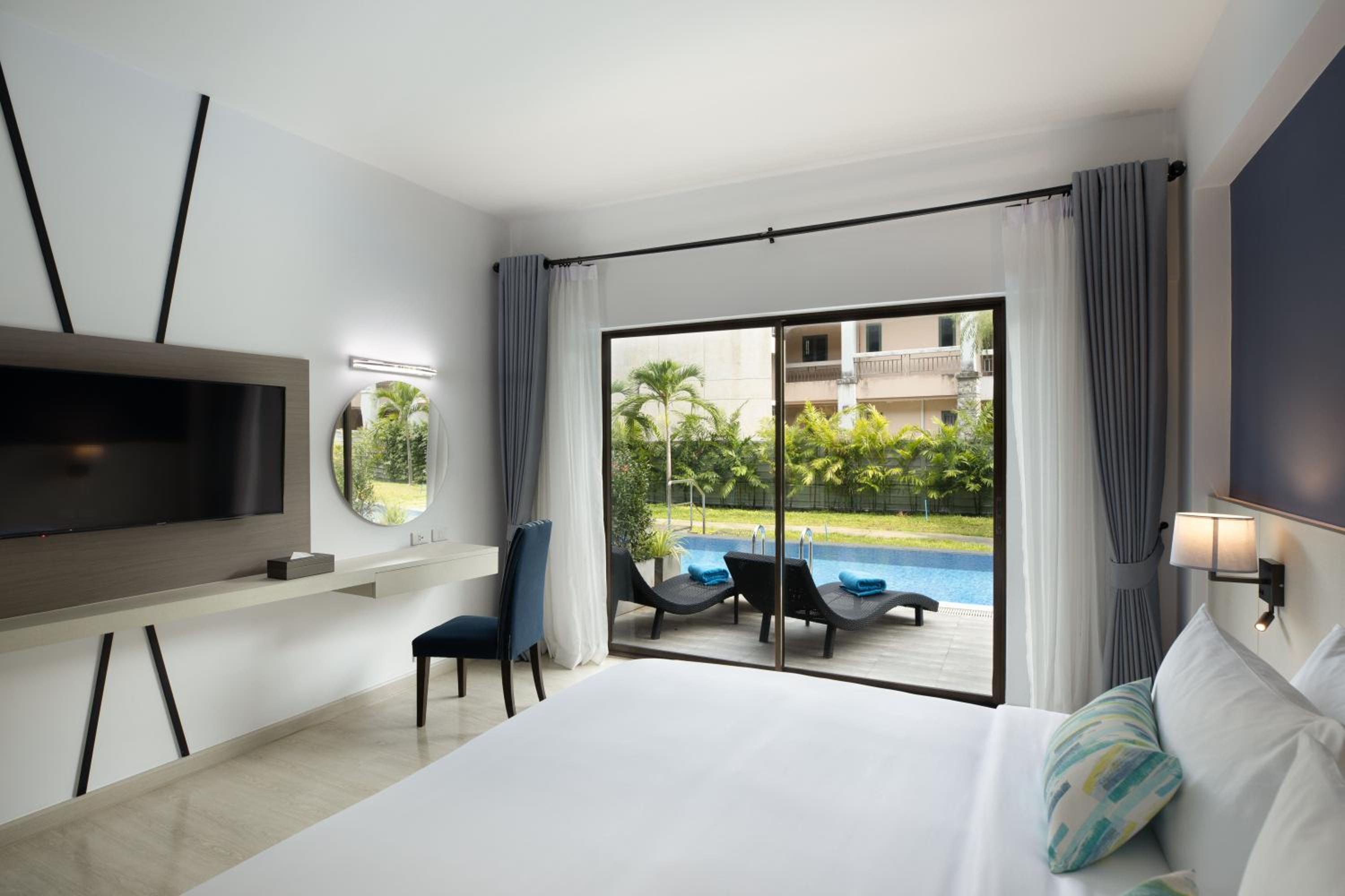 Deluxe Twin Room with Pool Access