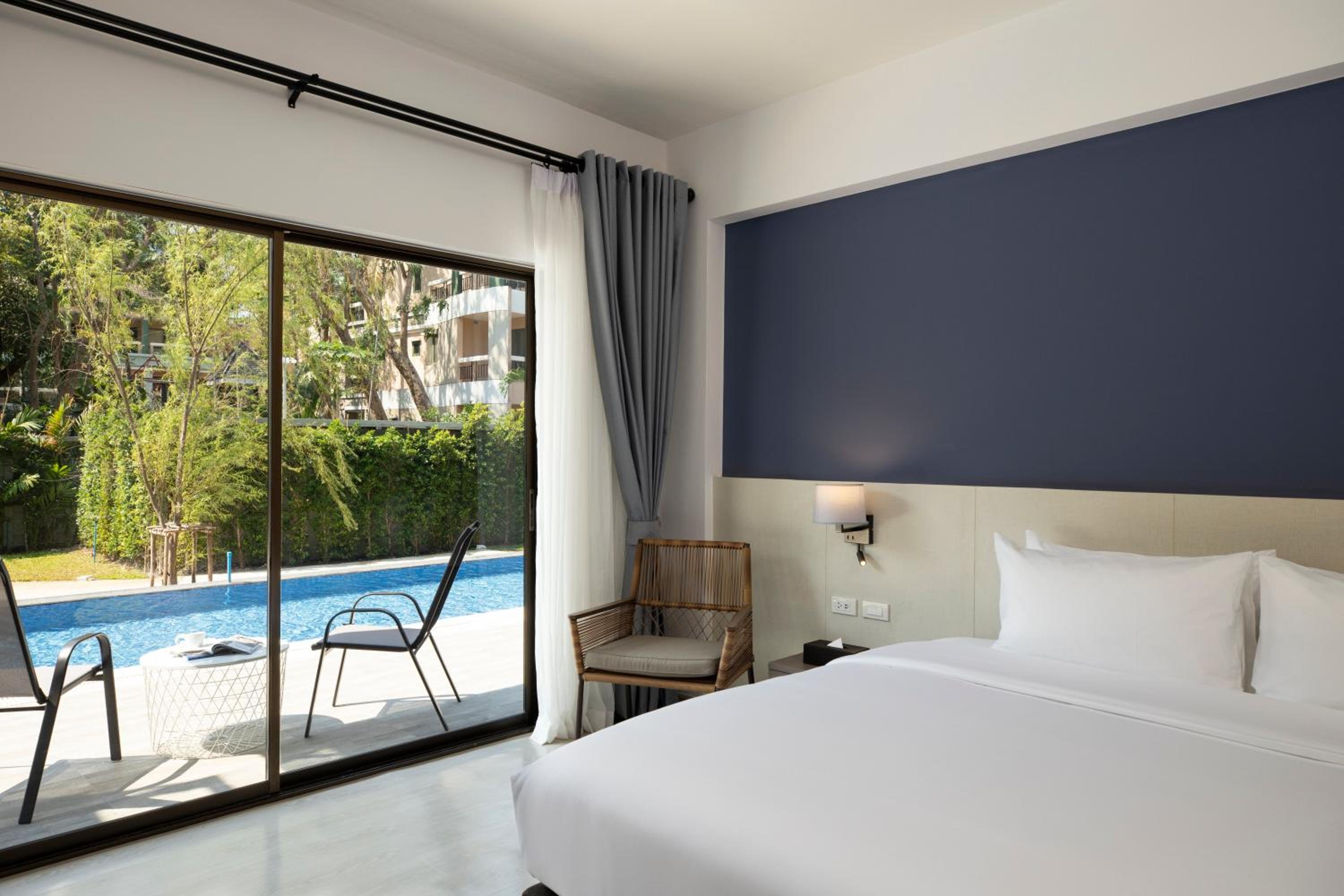 Deluxe King Room with Pool Access
