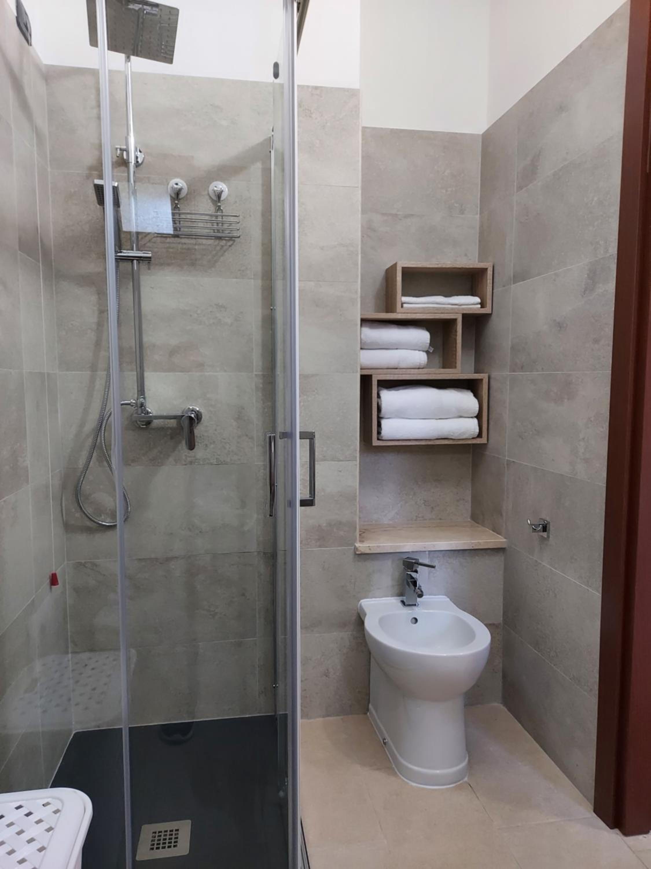 Double Room with Private Bathroom - Photo 7