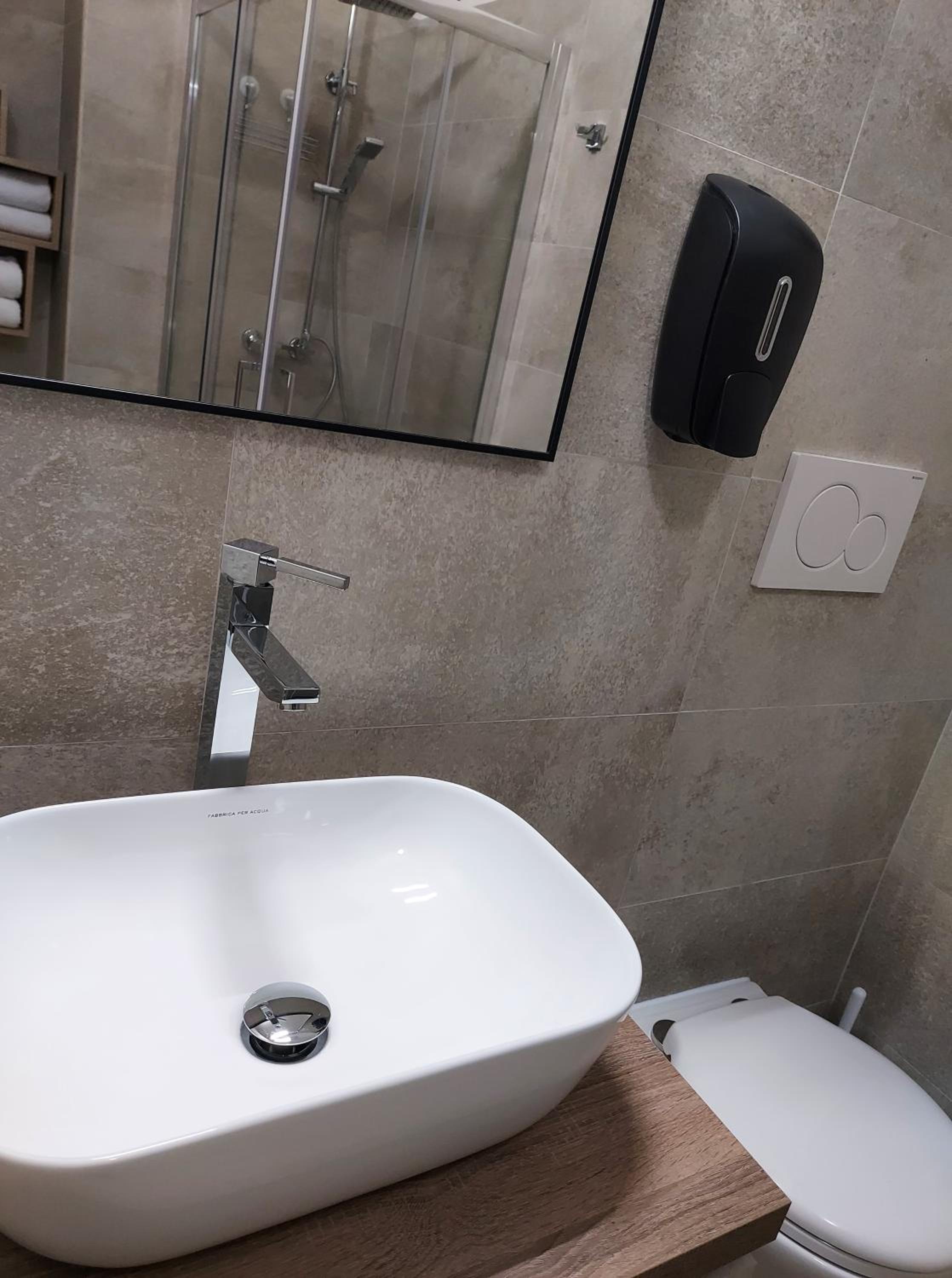 Double Room with Private Bathroom - Photo 2