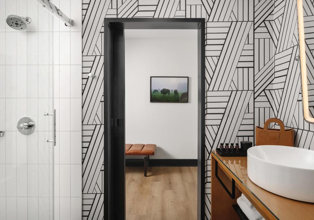 Deluxe King Room - Non-Smoking - Photo 2