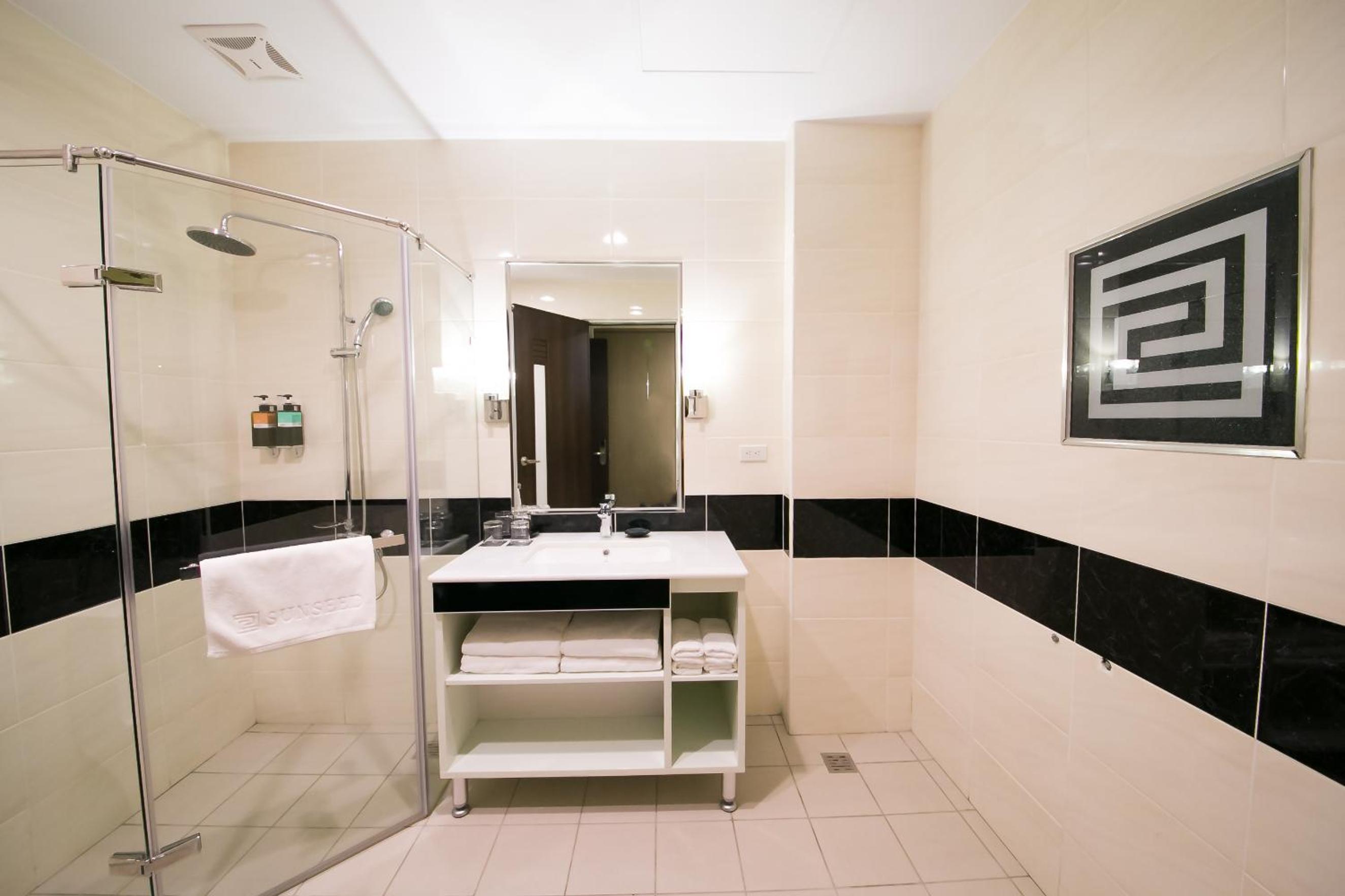 Deluxe King Room photo 2
