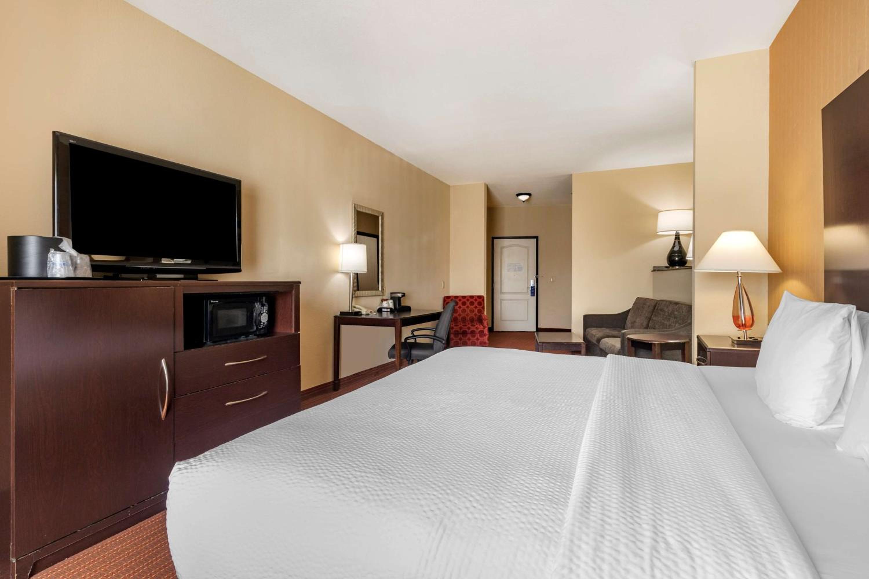 King Suite with Roll - In Shower - Mobility Access - Photo 3