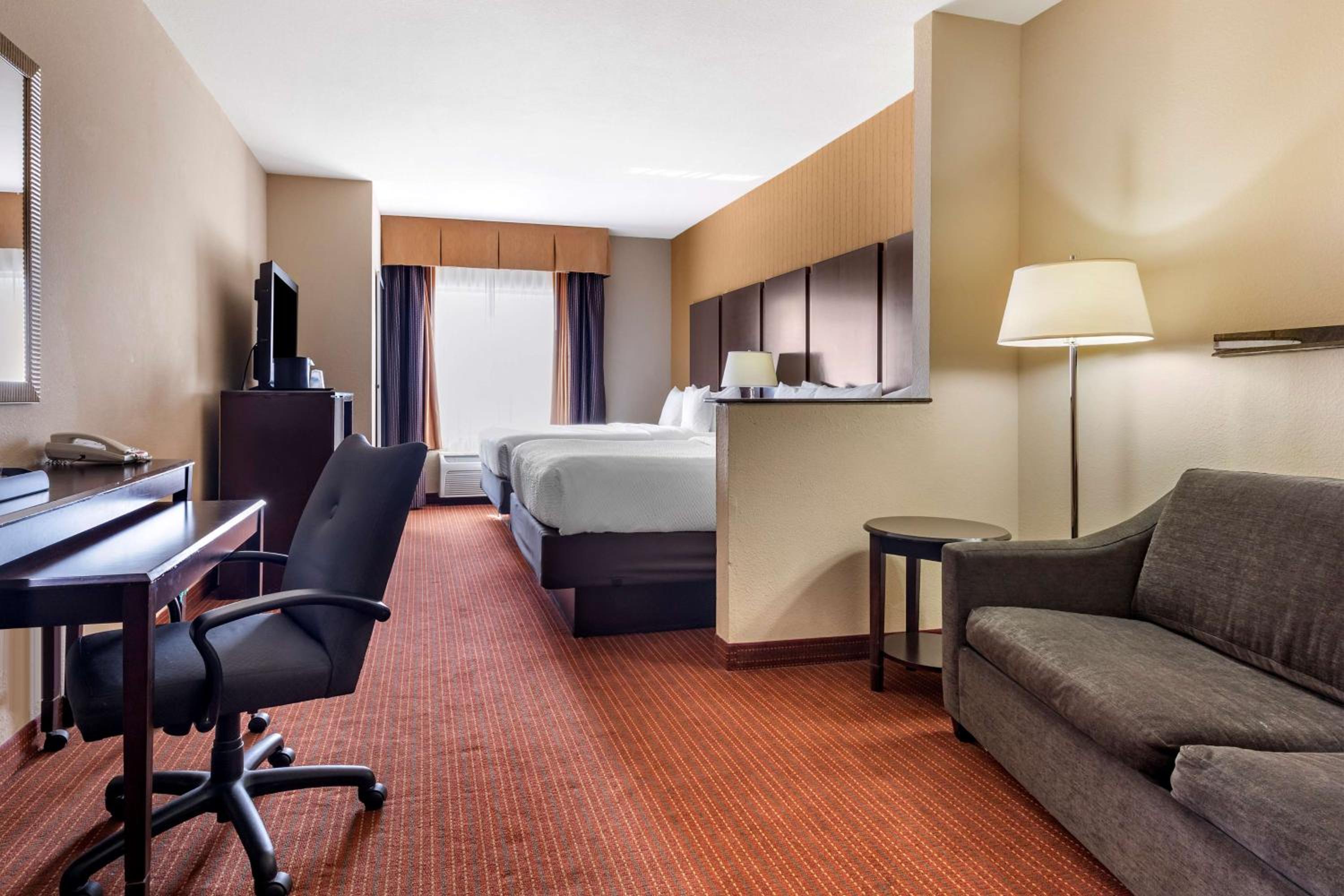 Queen Suite with Two Queen Beds and Sofa Bed - Photo 1