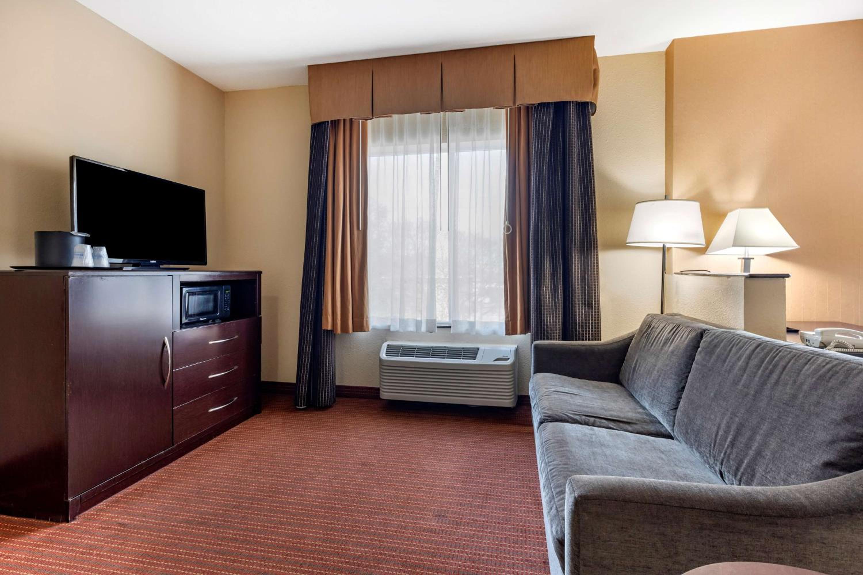 Queen Suite with Two Queen Beds and Sofa Bed - Photo 2