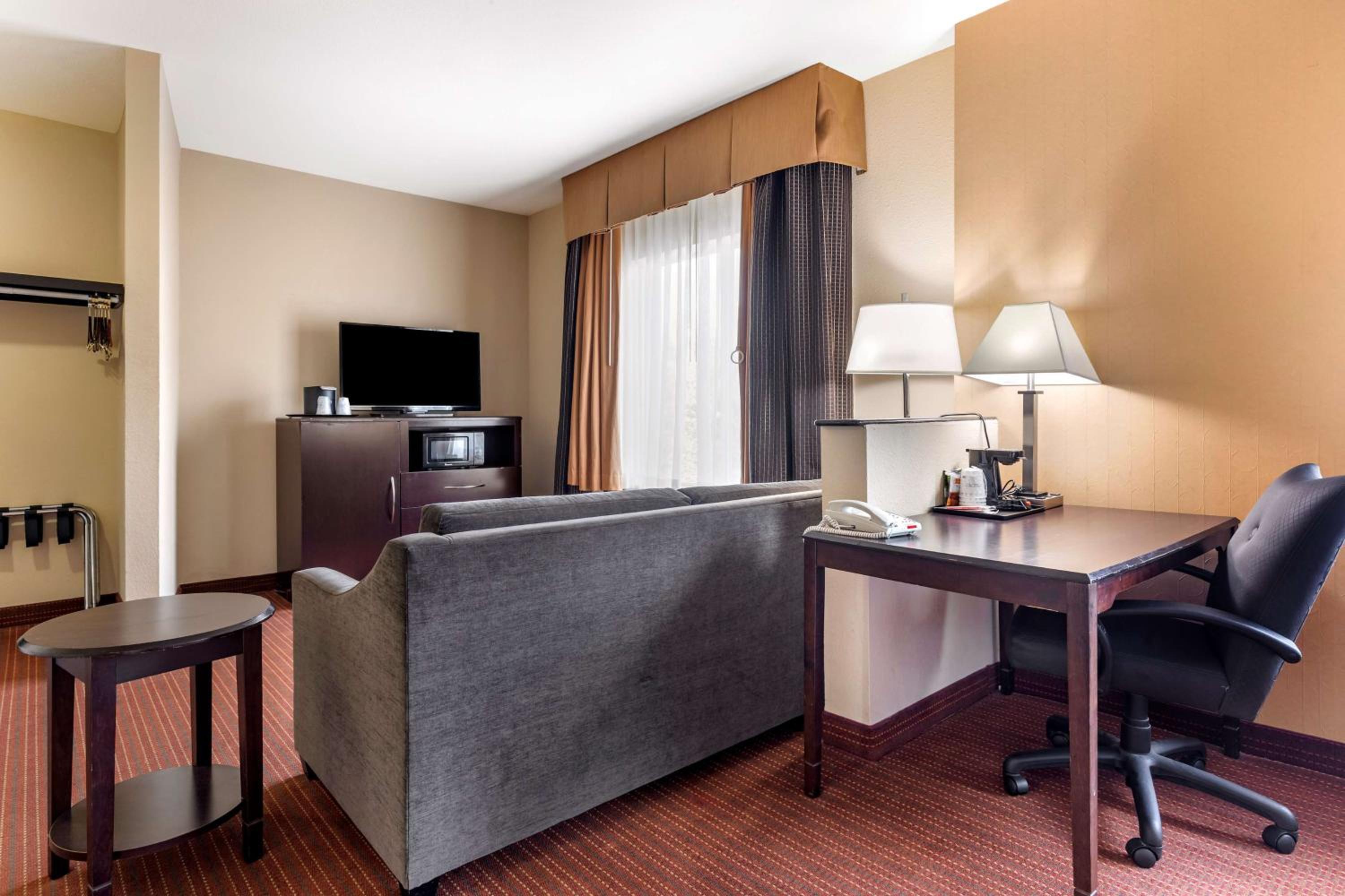 Queen Suite with Two Queen Beds and Sofa Bed - Photo 4