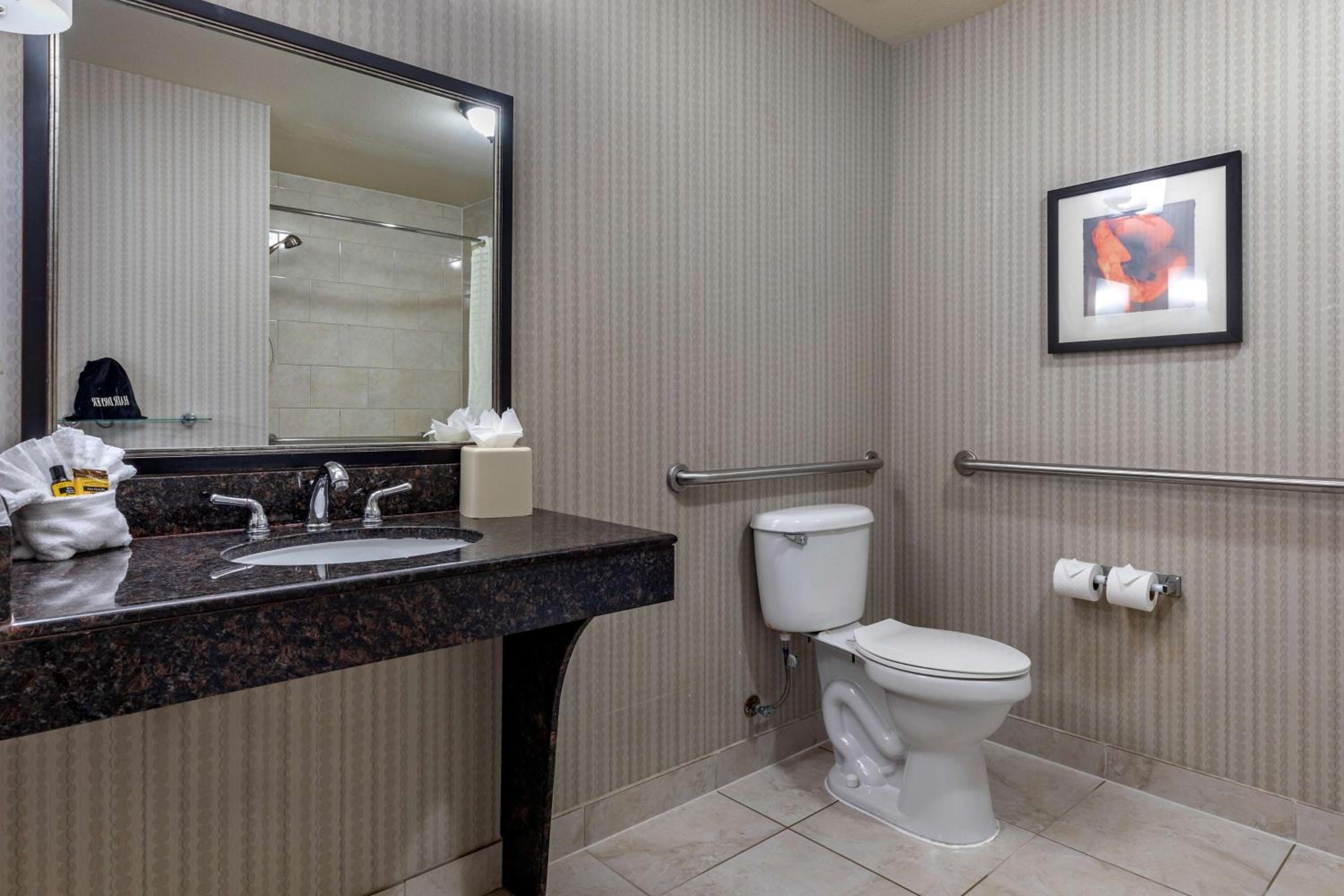 King Suite with Sofa Bed and Bath Tub - Disability Access/Non-Smoking - Photo 3
