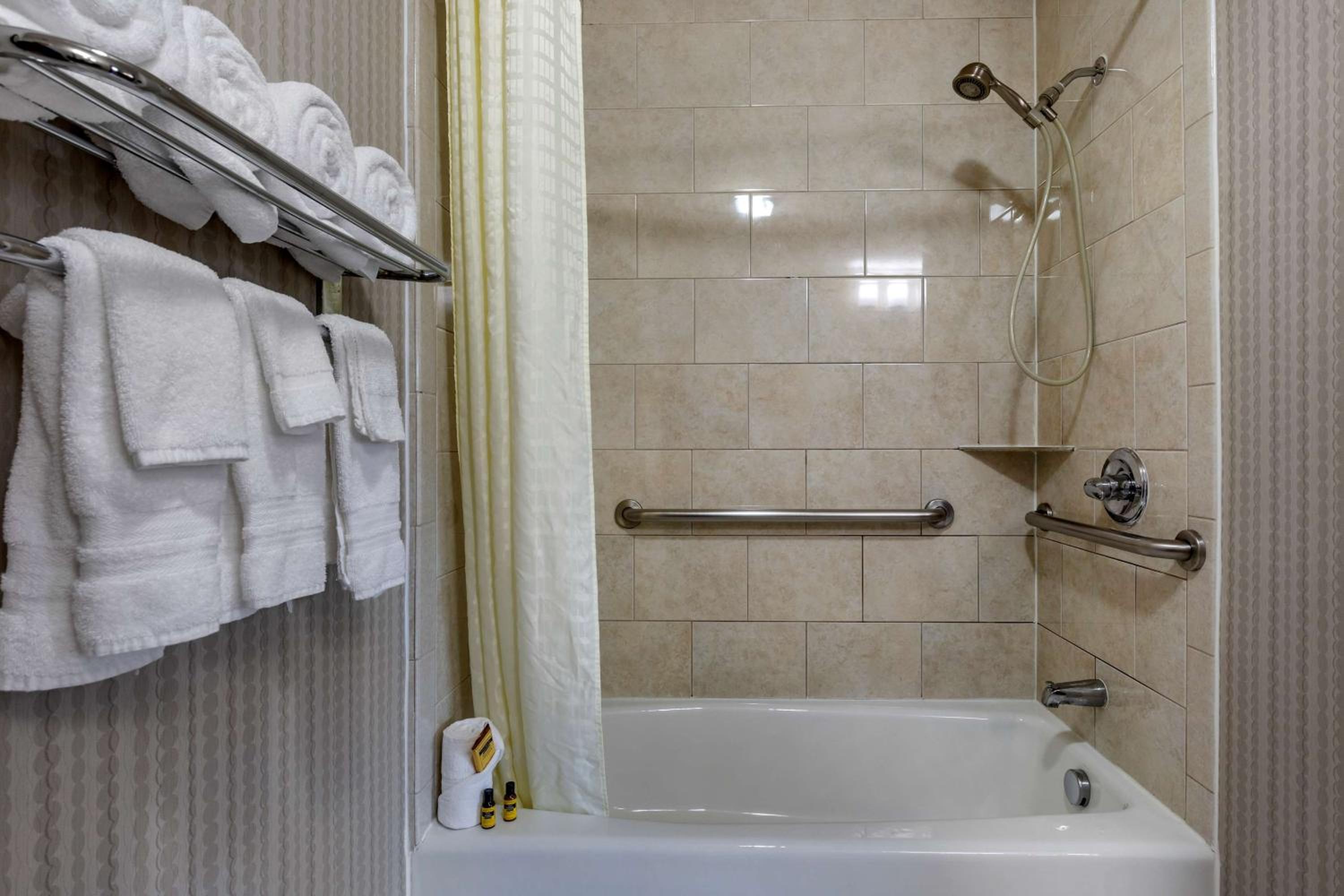 King Suite with Sofa Bed and Bath Tub - Disability Access/Non-Smoking - Photo 4