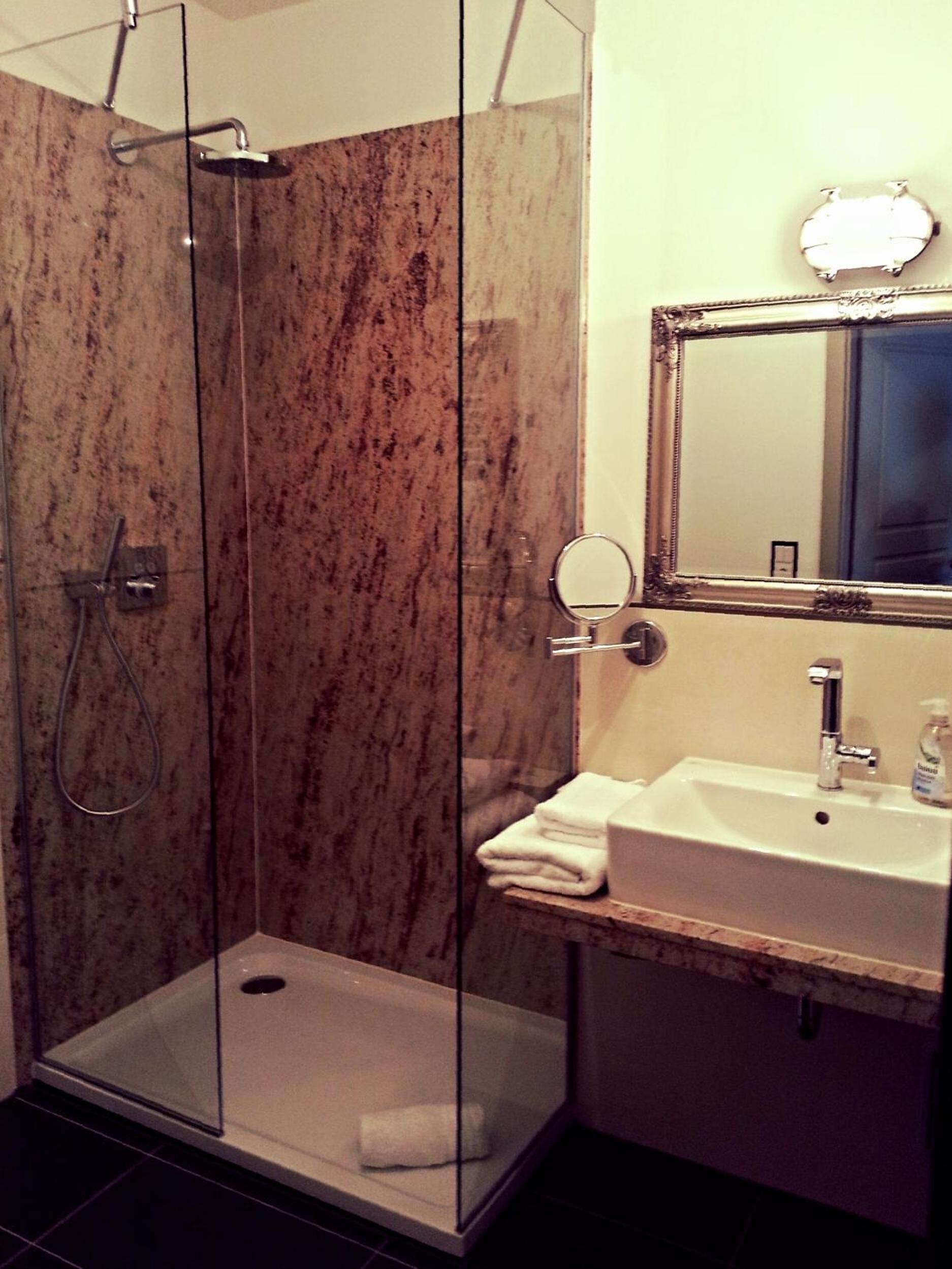 Double Room - Photo 7