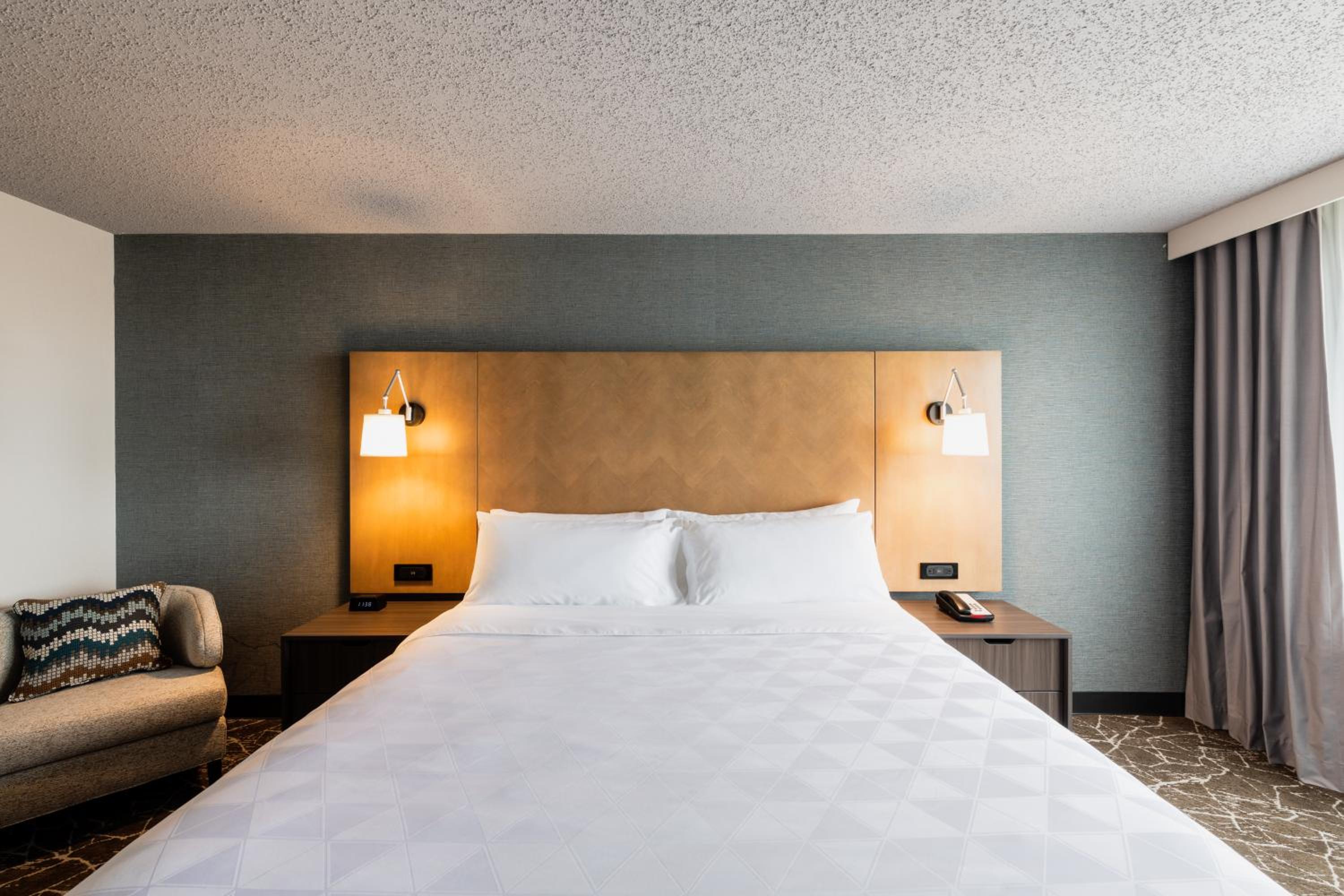 Standard King Room - Photo 8