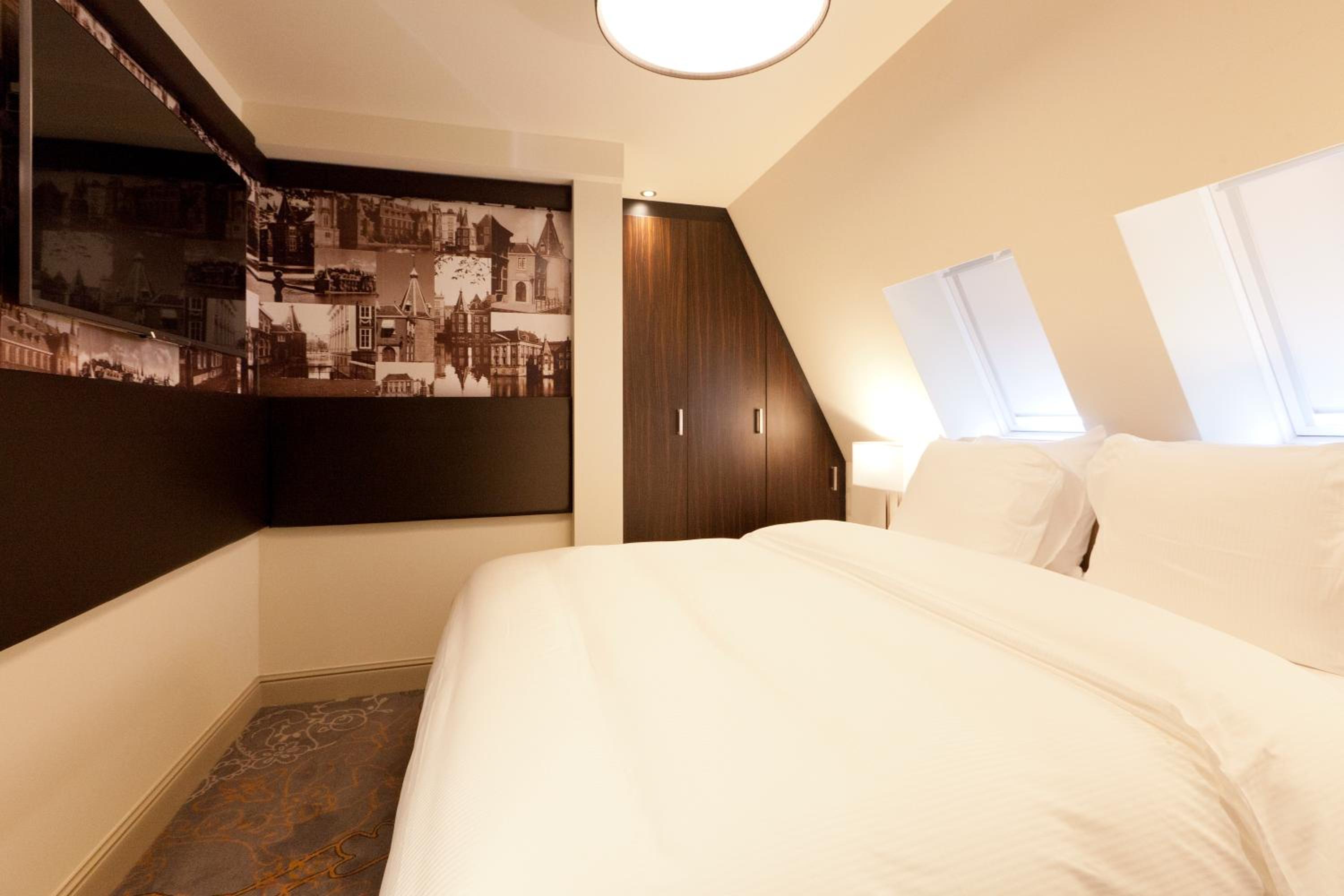 Small Deluxe Suite With Ensuite Bathroom photo 3