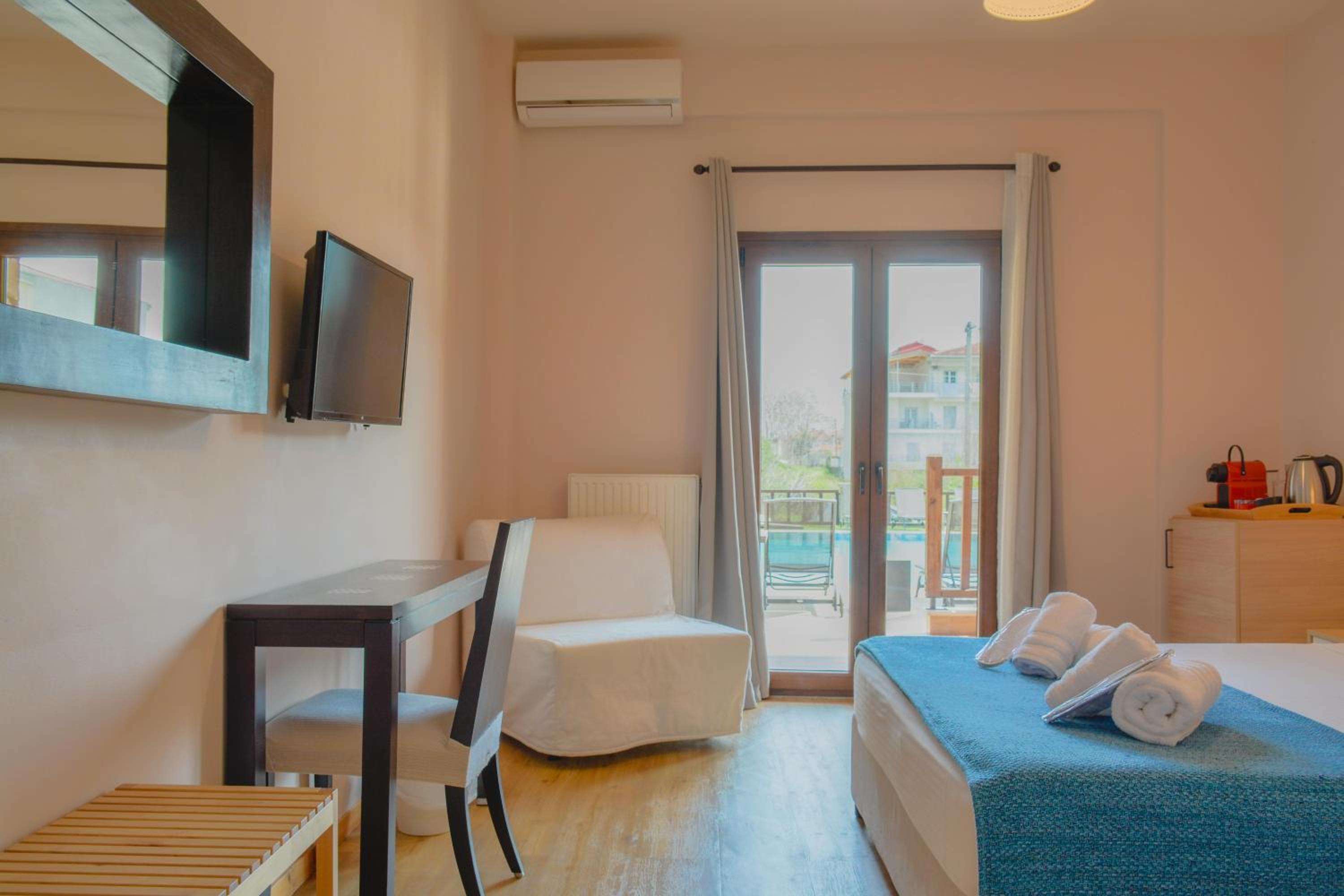 Superior Double Room with Pool View - Photo 11