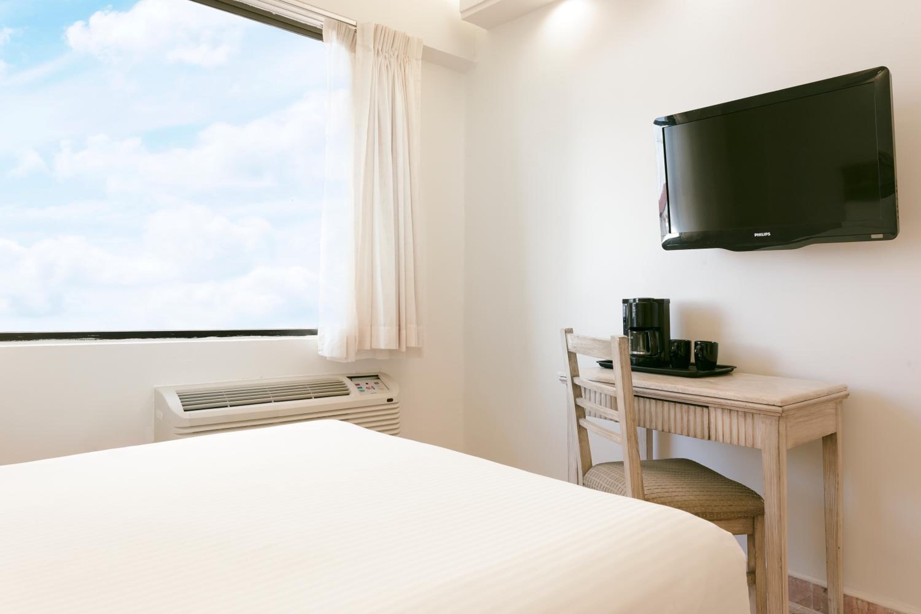 Executive Room 1 King - Photo 1