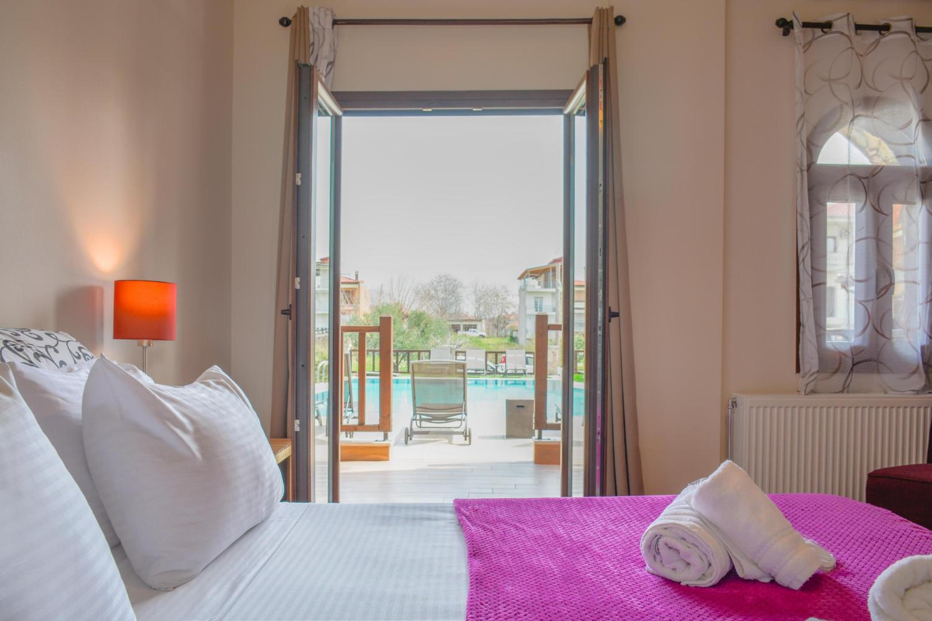 Superior Double Room with Pool View - Photo 7