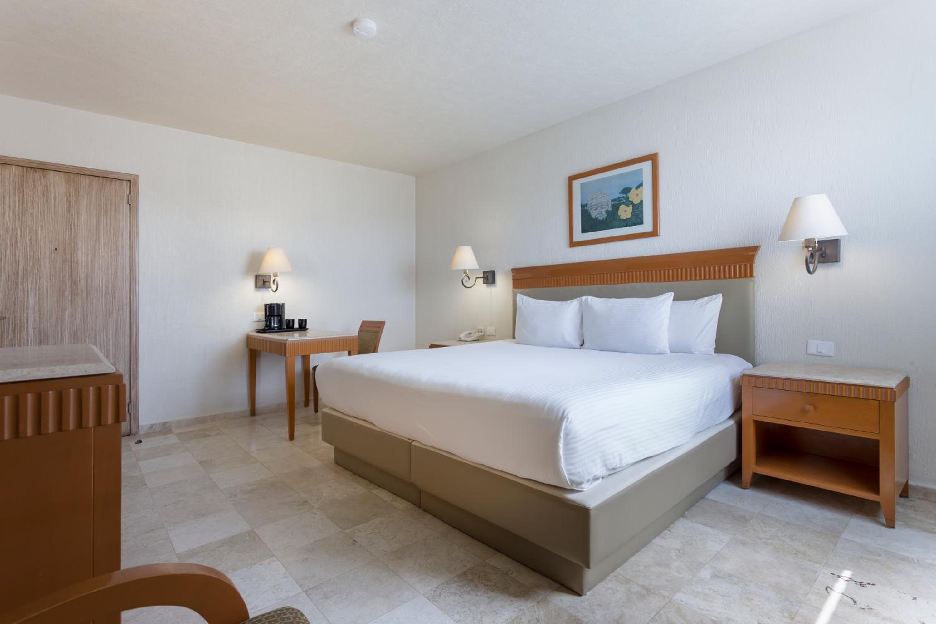 Deluxe King Room - Photo 1
