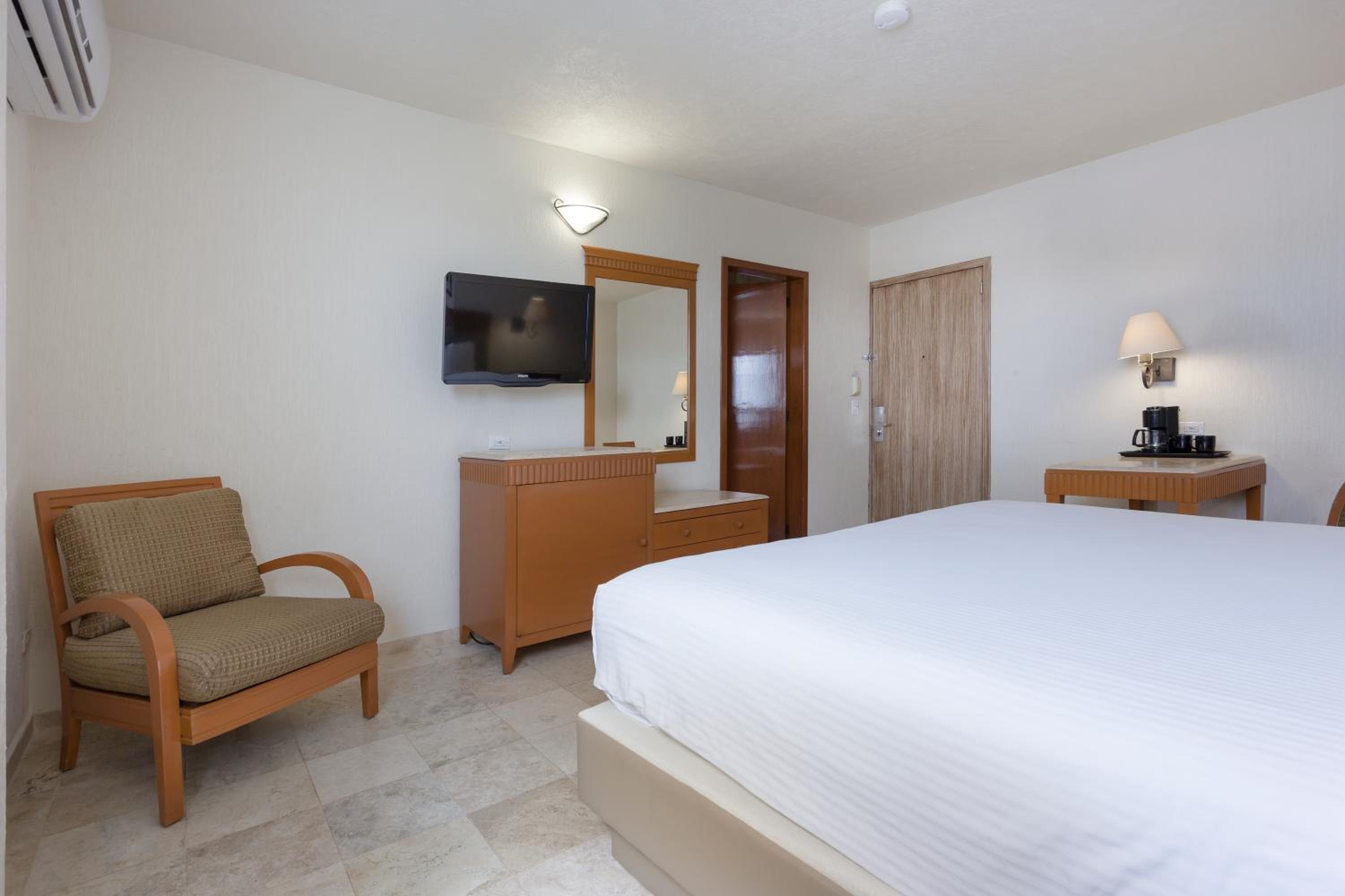 Deluxe King Room - Photo 7