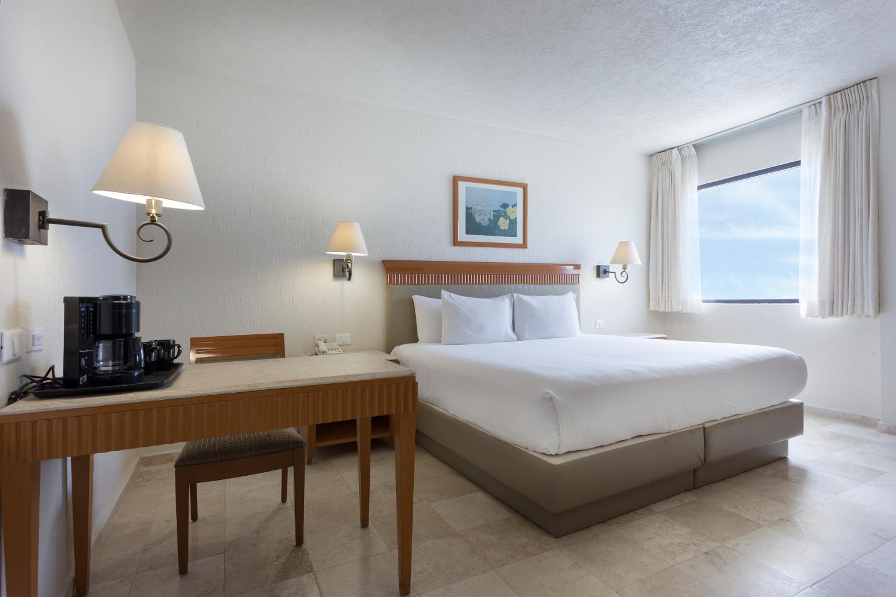 Deluxe King Room - Photo 2