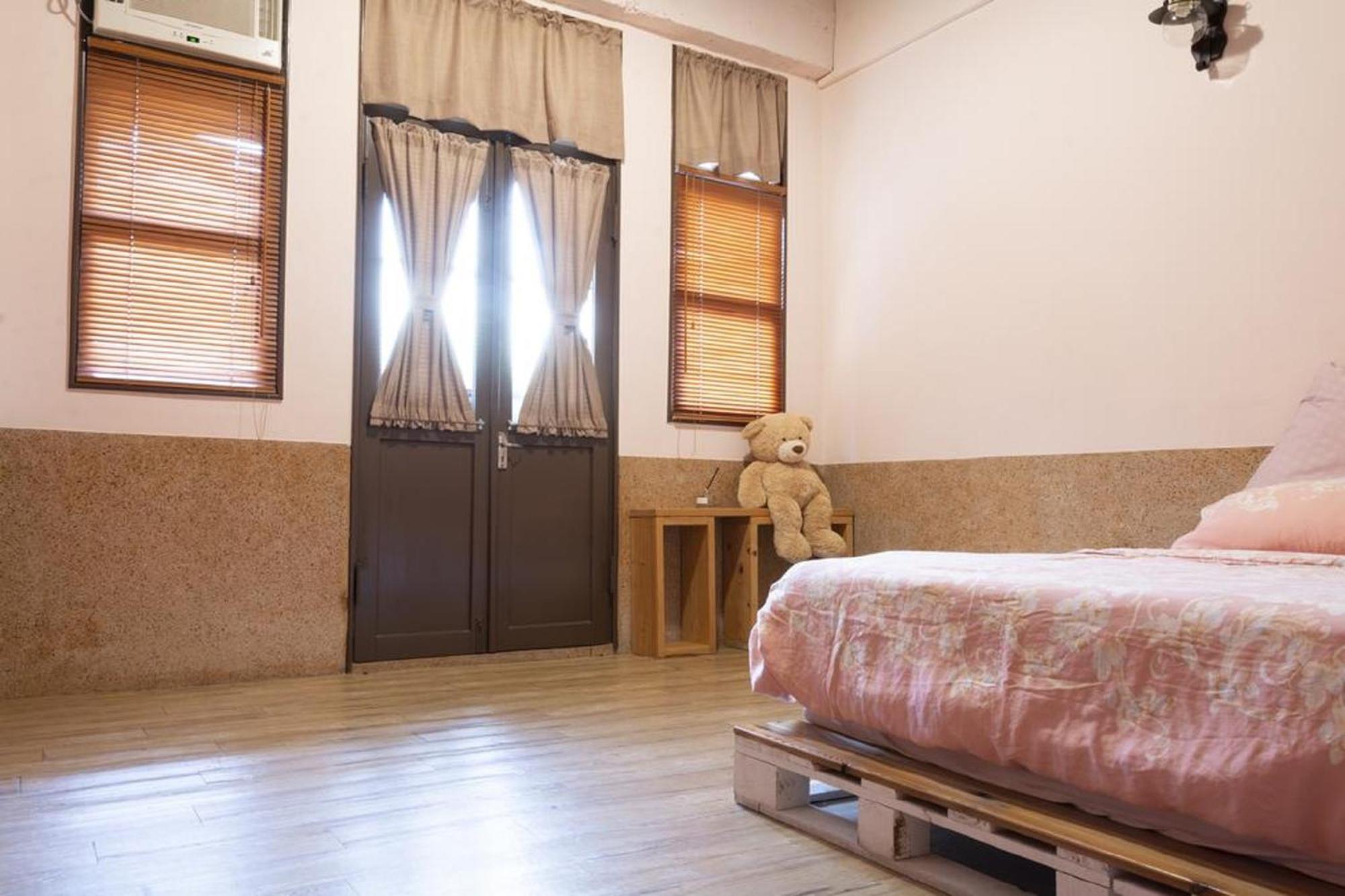 Large Double Room - Photo 1