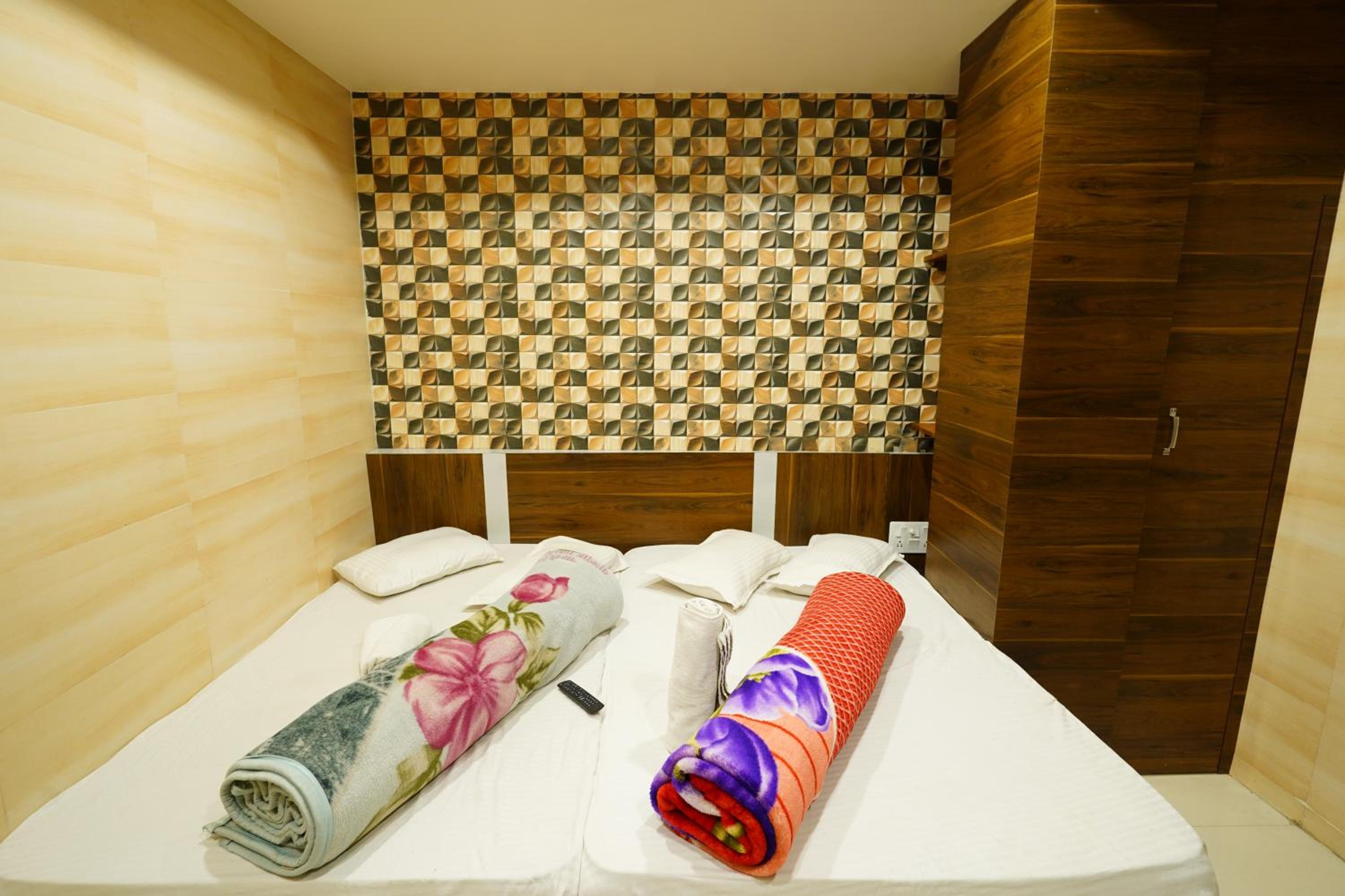 Deluxe Double Room (2 Adults + 1 Child) photo 2