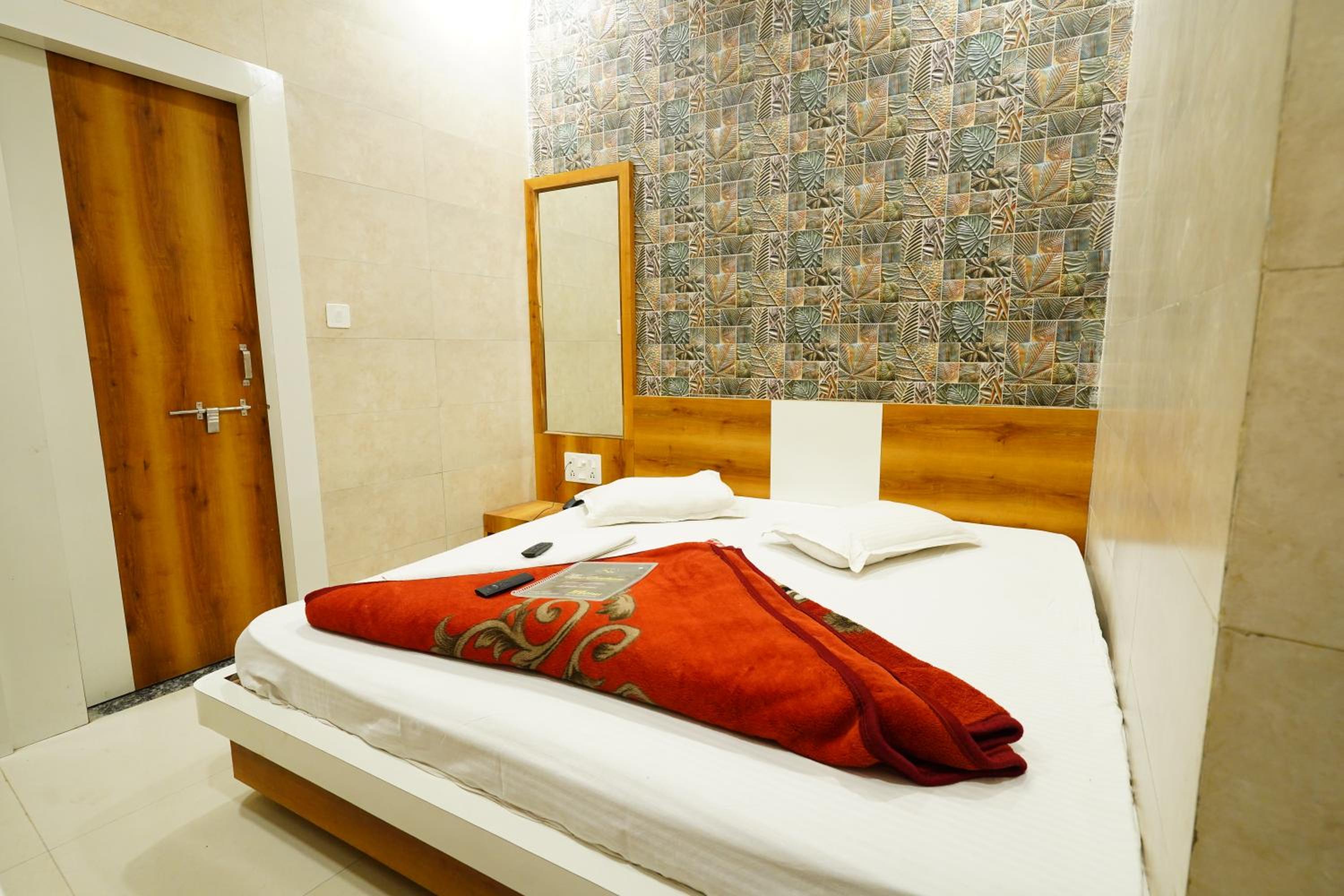 Deluxe Double Room (2 Adults + 1 Child) photo 1
