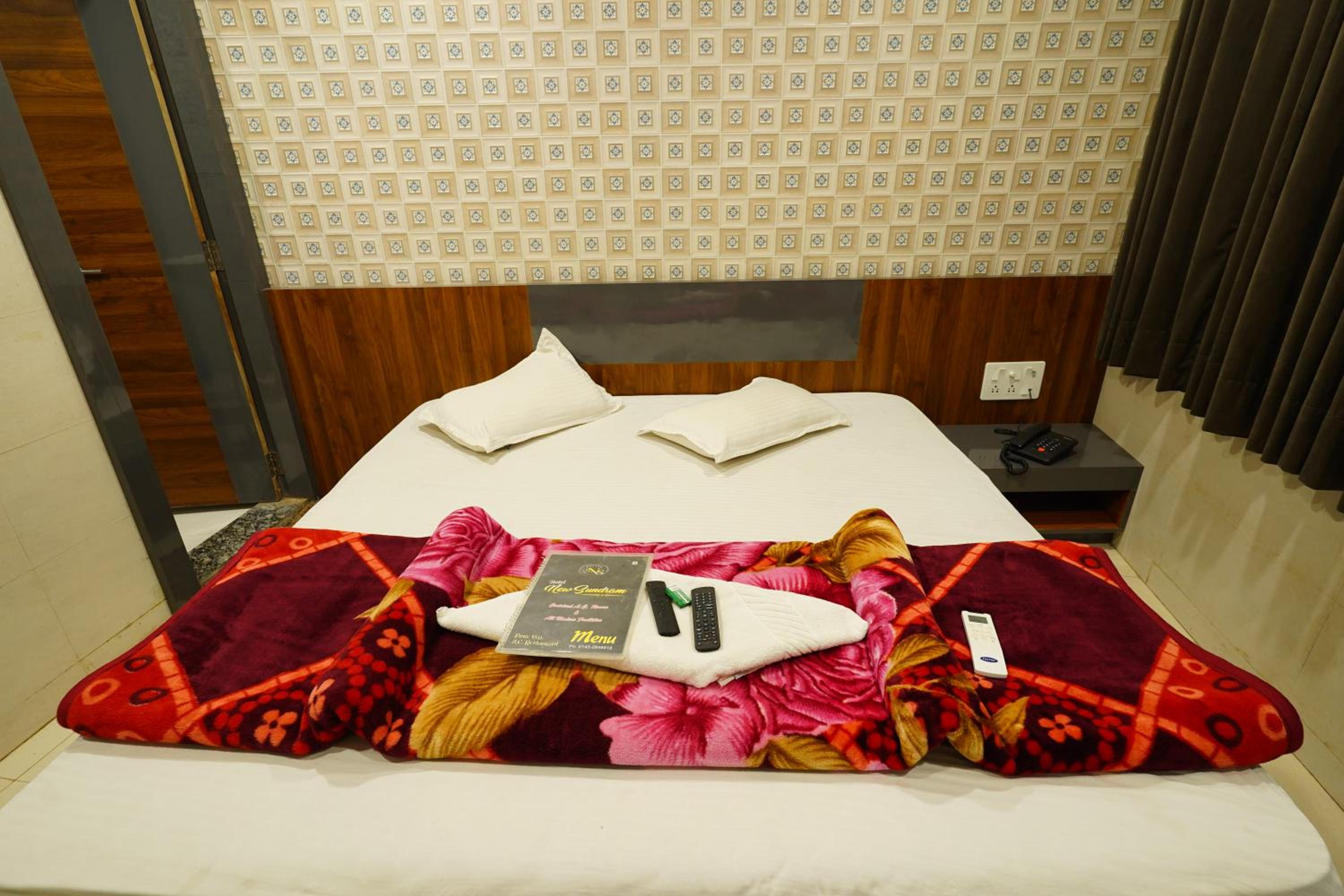 Deluxe Double Room (2 Adults + 1 Child) photo 3