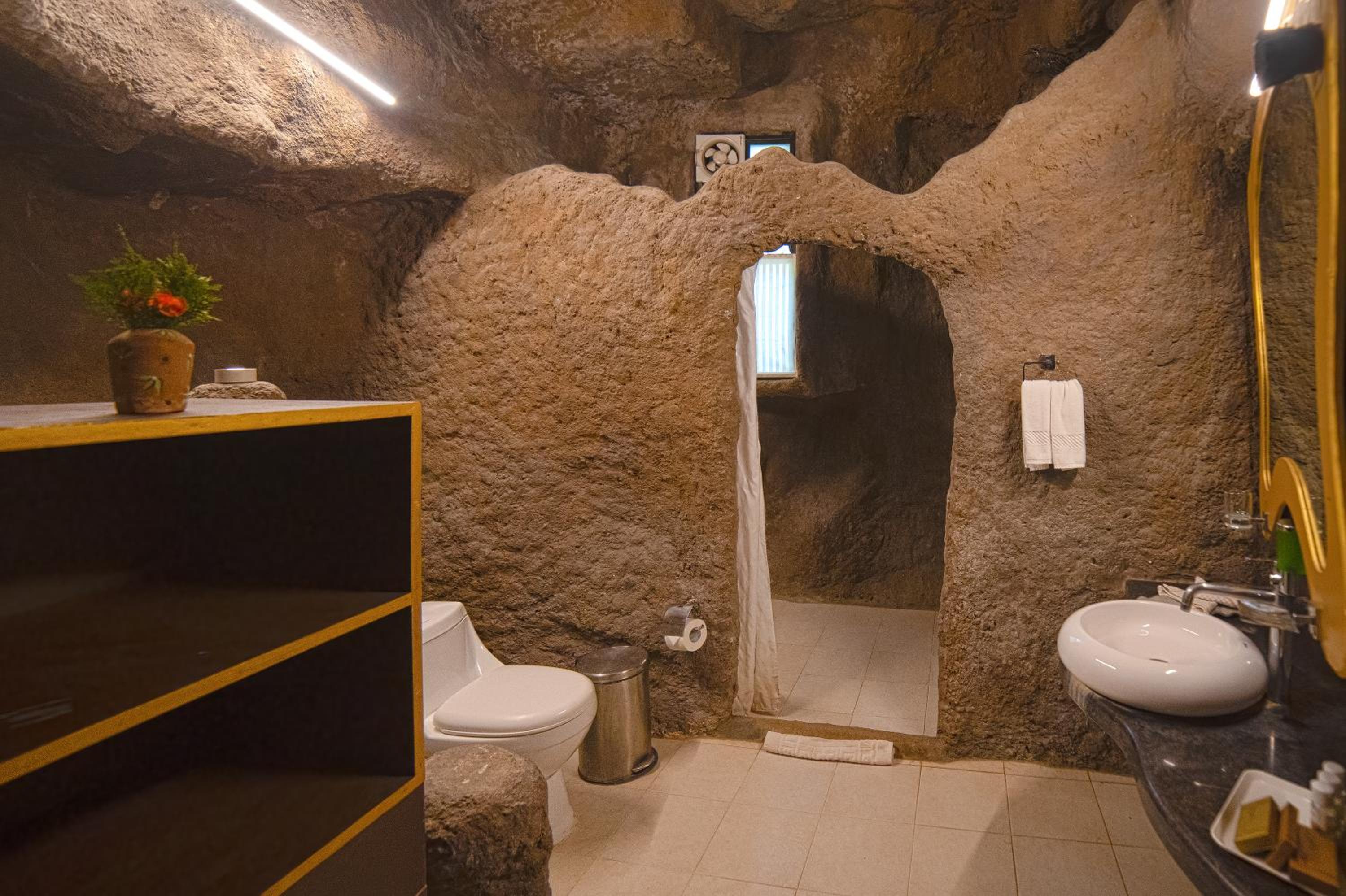 Cave Room - Photo 2