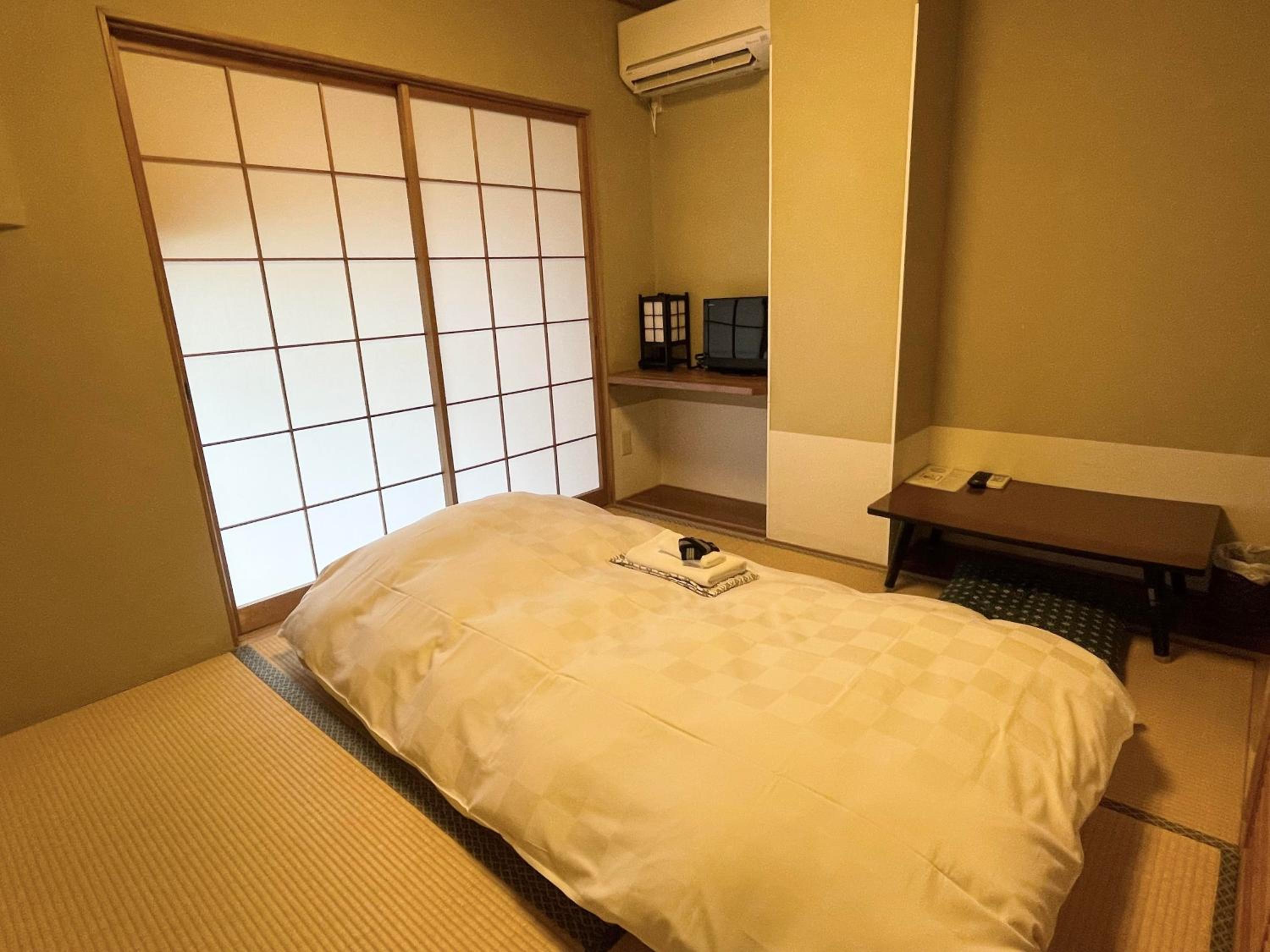 Japanese-Style Single Room With Shared Bathroom photo 2