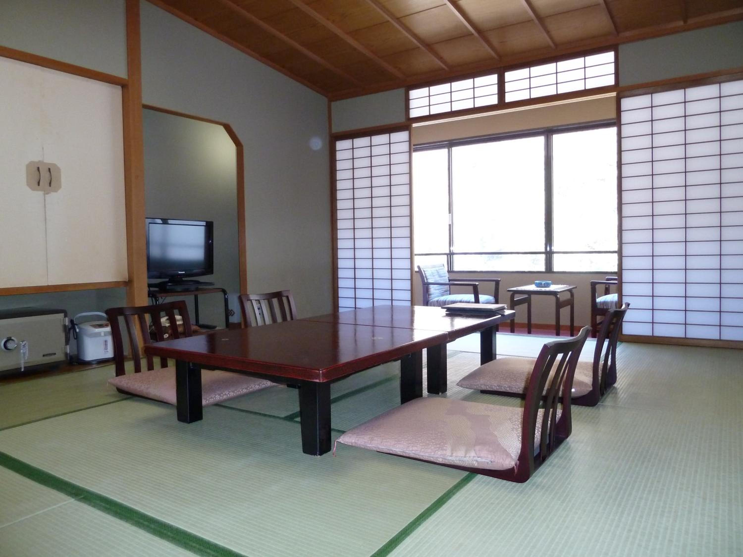 Japanese-Style Twin Room with Private Bathroom photo 3